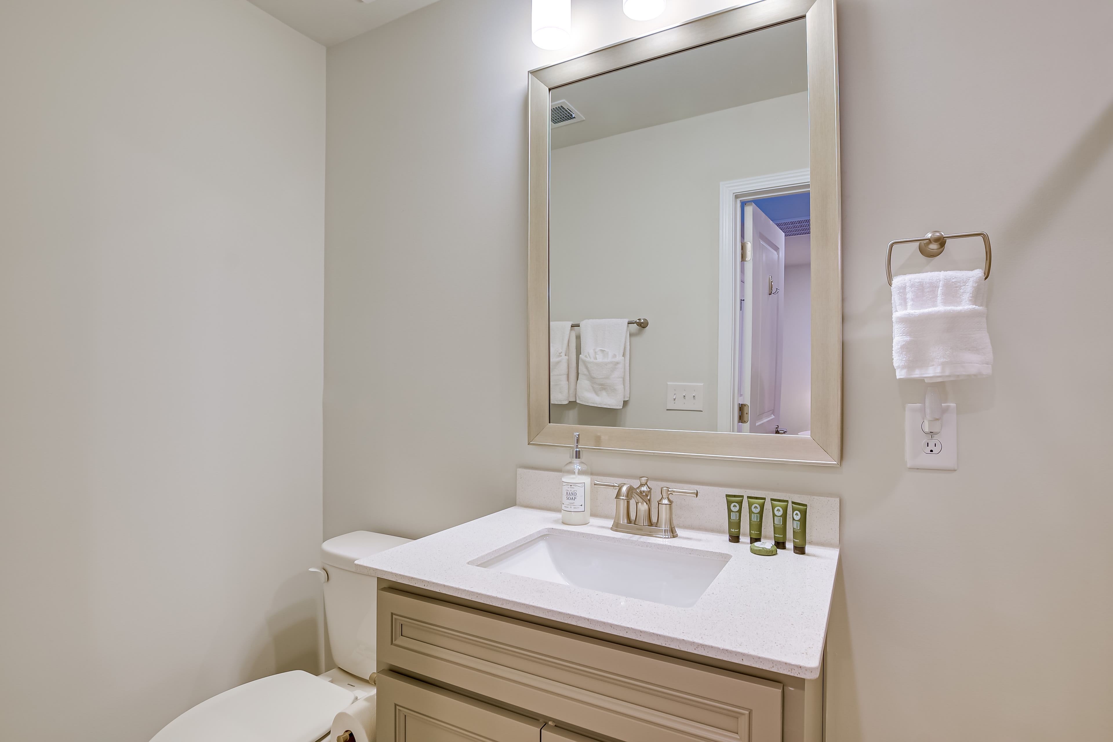 Full Bathroom | Complimentary Toiletries | 3rd Floor