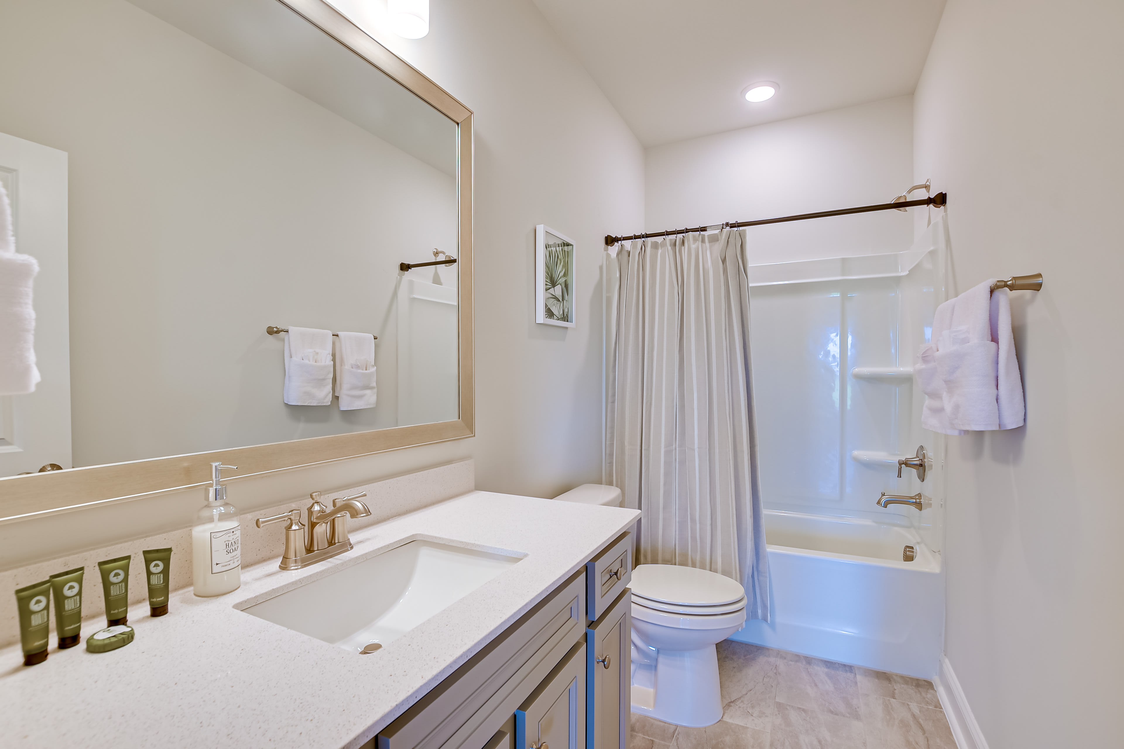 Full Bathroom | Complimentary Toiletries | 2nd Floor