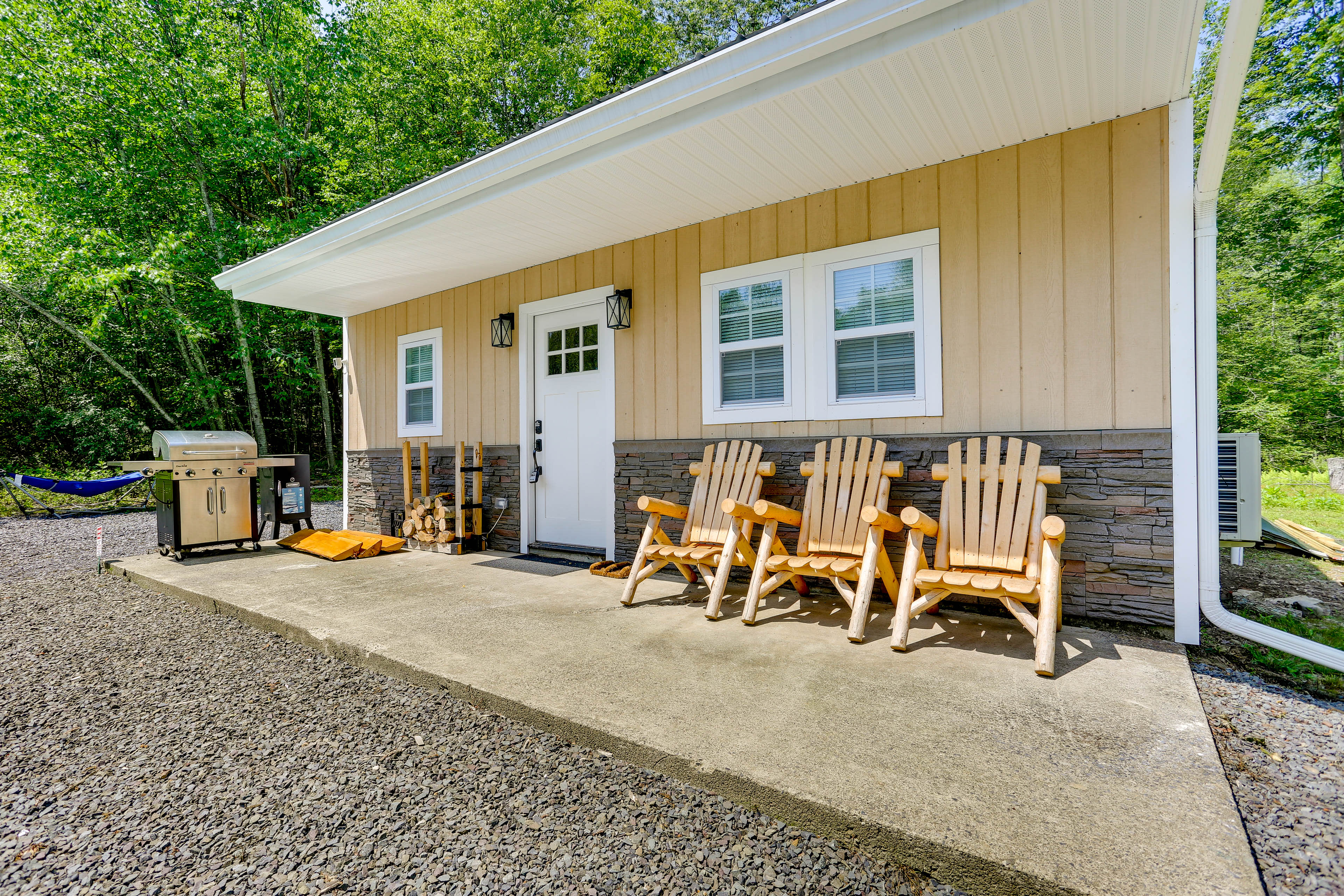 East Stroudsburg Vacation Rental | 2BR | 1BA | 750 Sq Ft | Step-Free Access