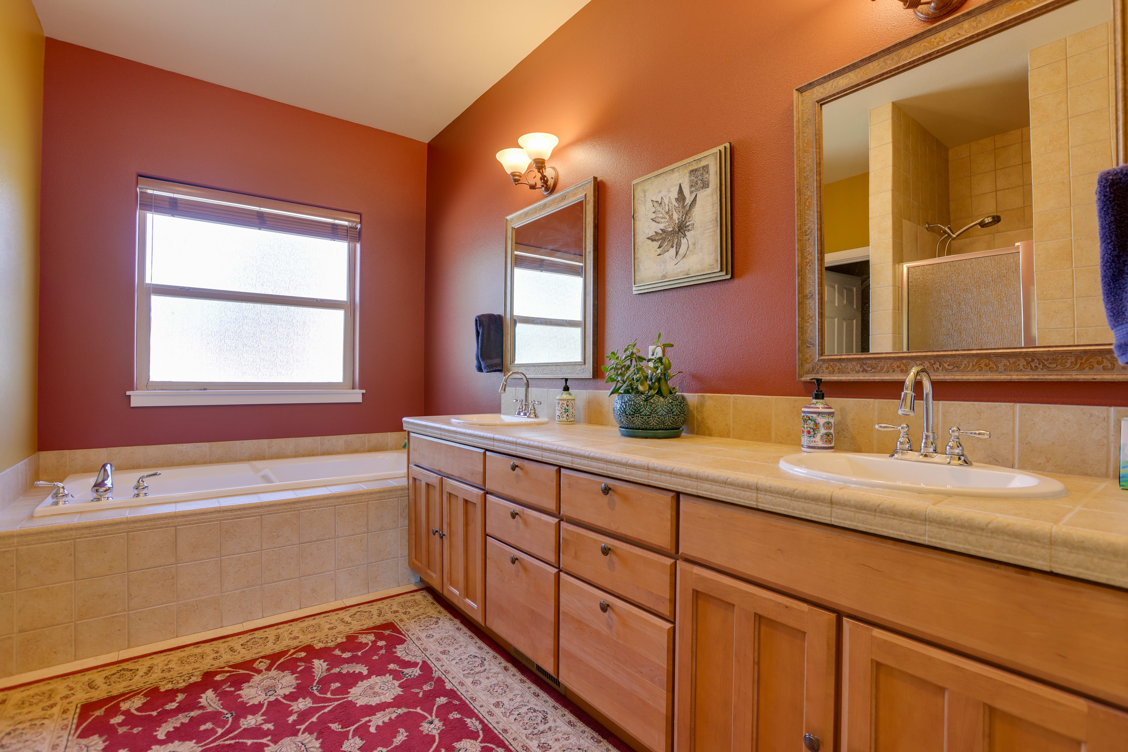 Full Bathroom | Complimentary Toiletries | Soaking Tub | 1st Floor