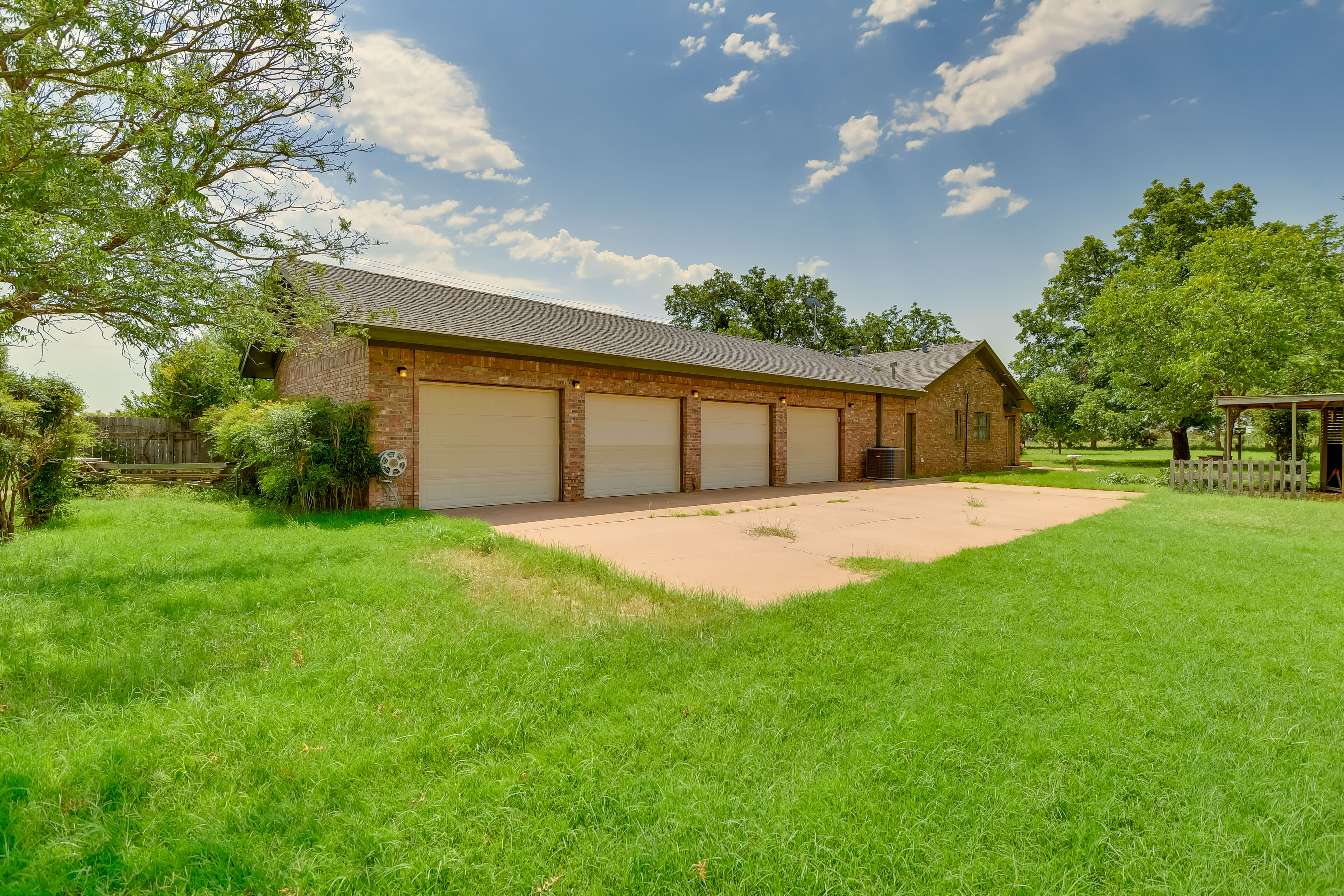 Parking | Garage (3 Vehicles) | Driveway (4 Vehicles) | RV/Trailer Parking