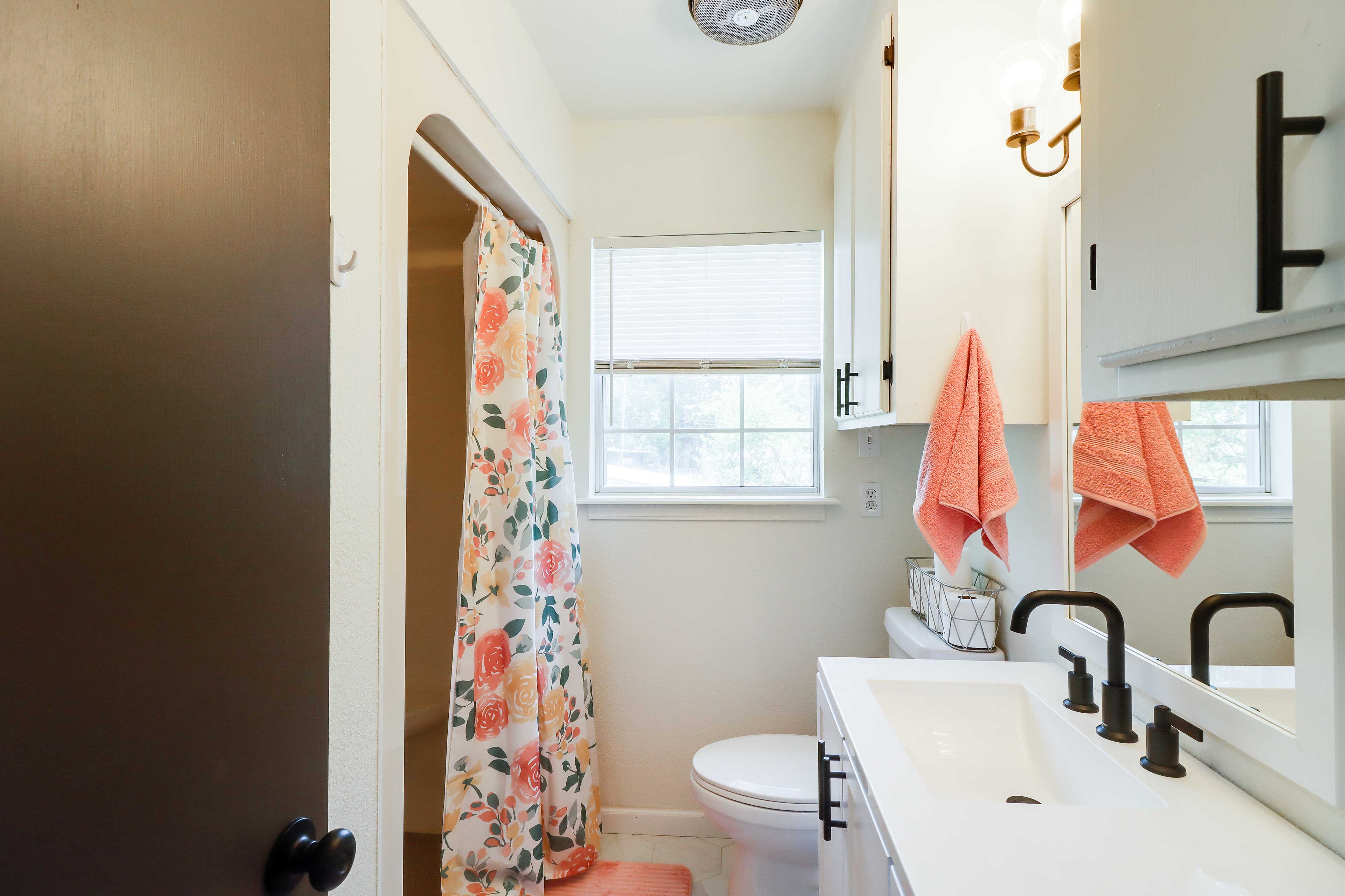 Full Bathroom | Complimentary Toiletries | Hair Dryer