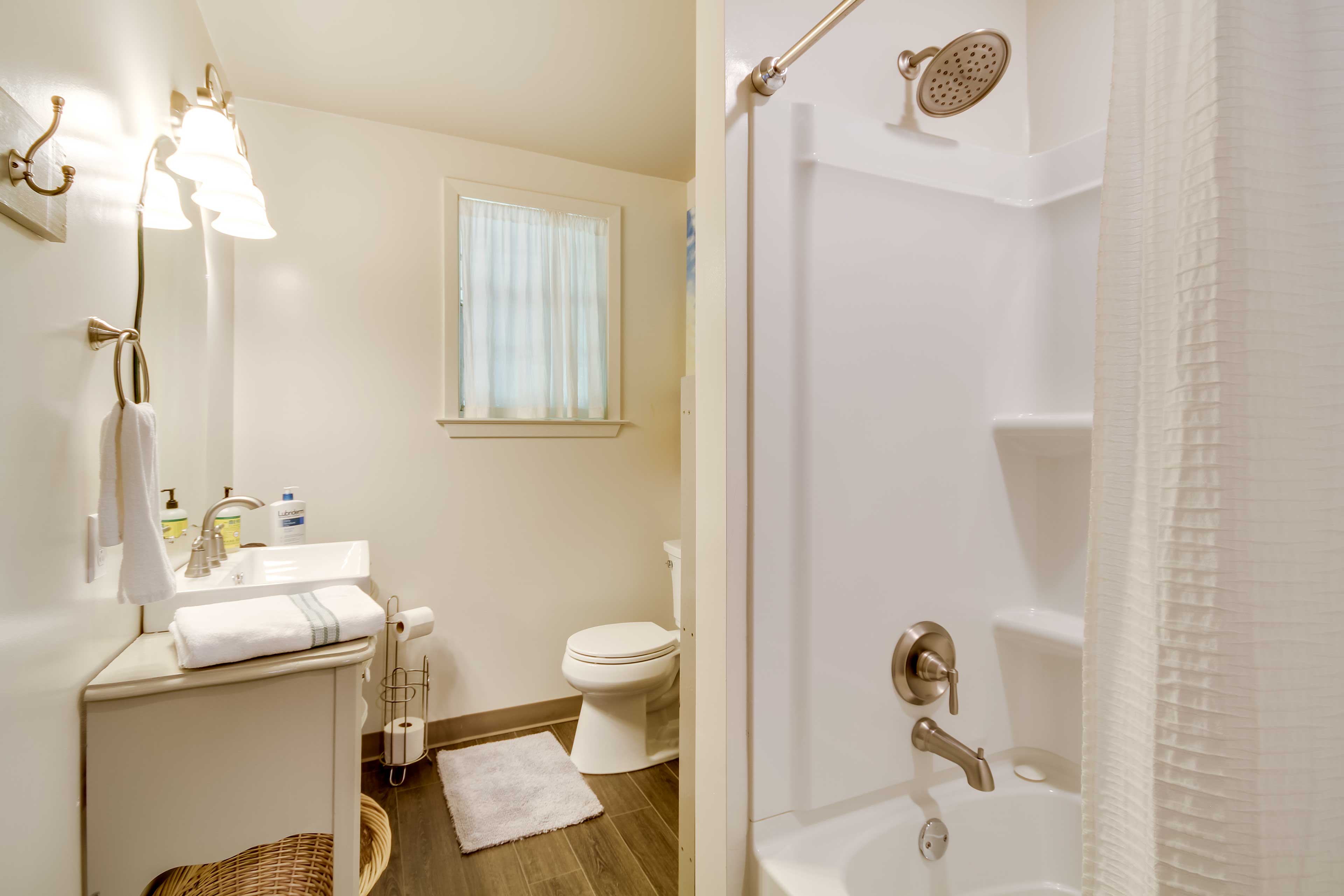 Full Bathroom | Complimentary Toiletries