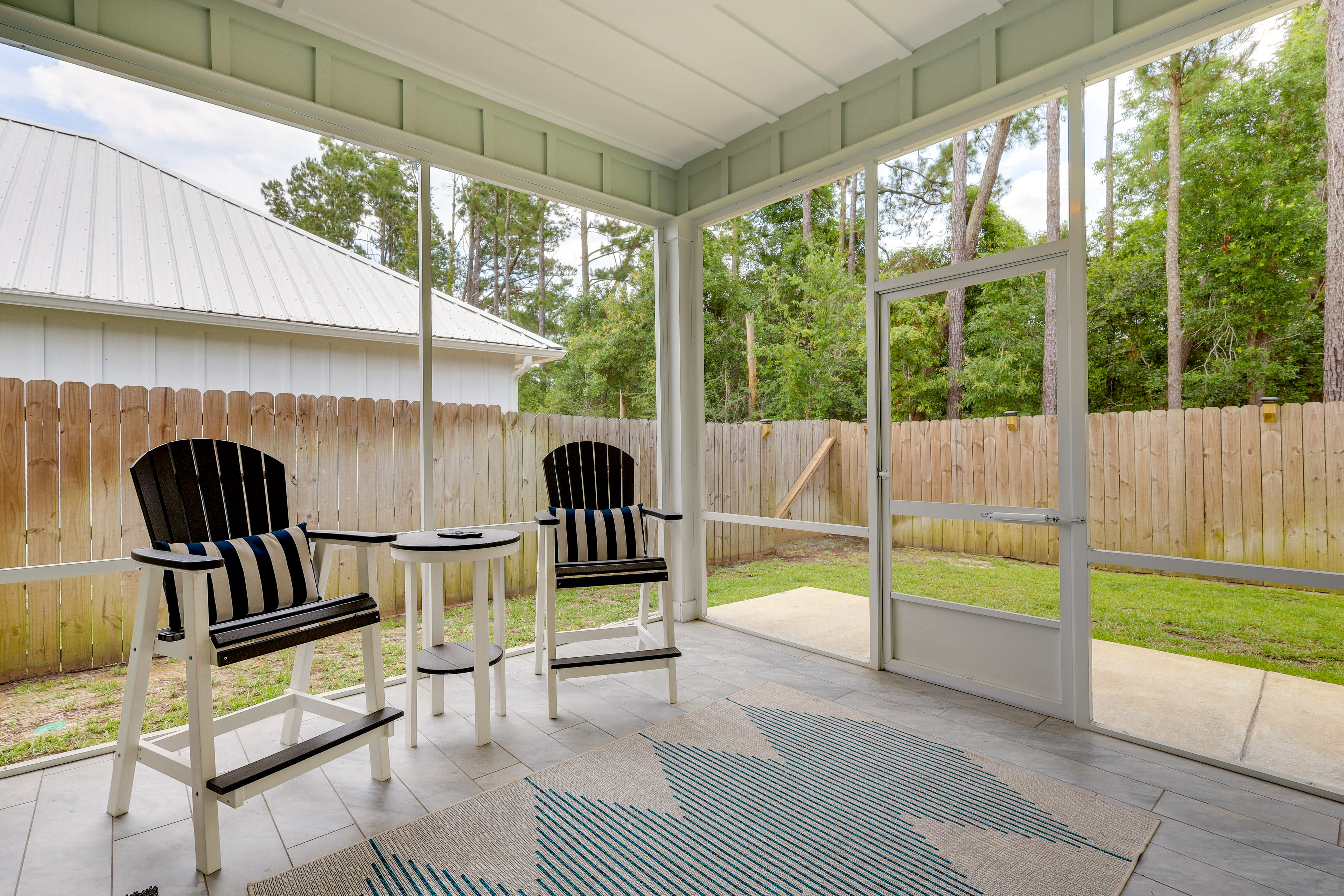 Screened-In Patio | Flat-Screen TV | Lounge Seating | Ceiling Fan