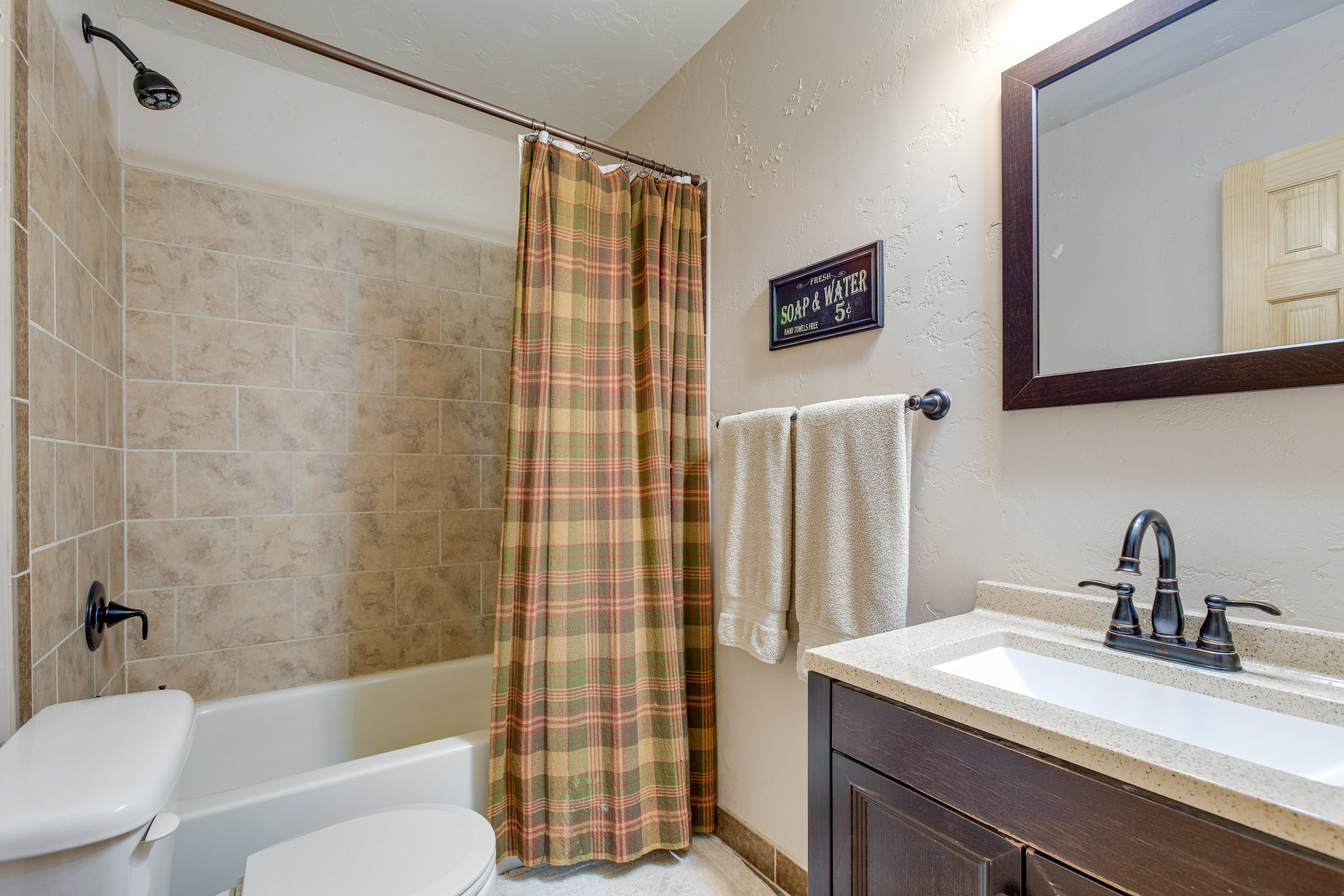 Full Bathroom | 1st Floor | Complimentary Toiletries