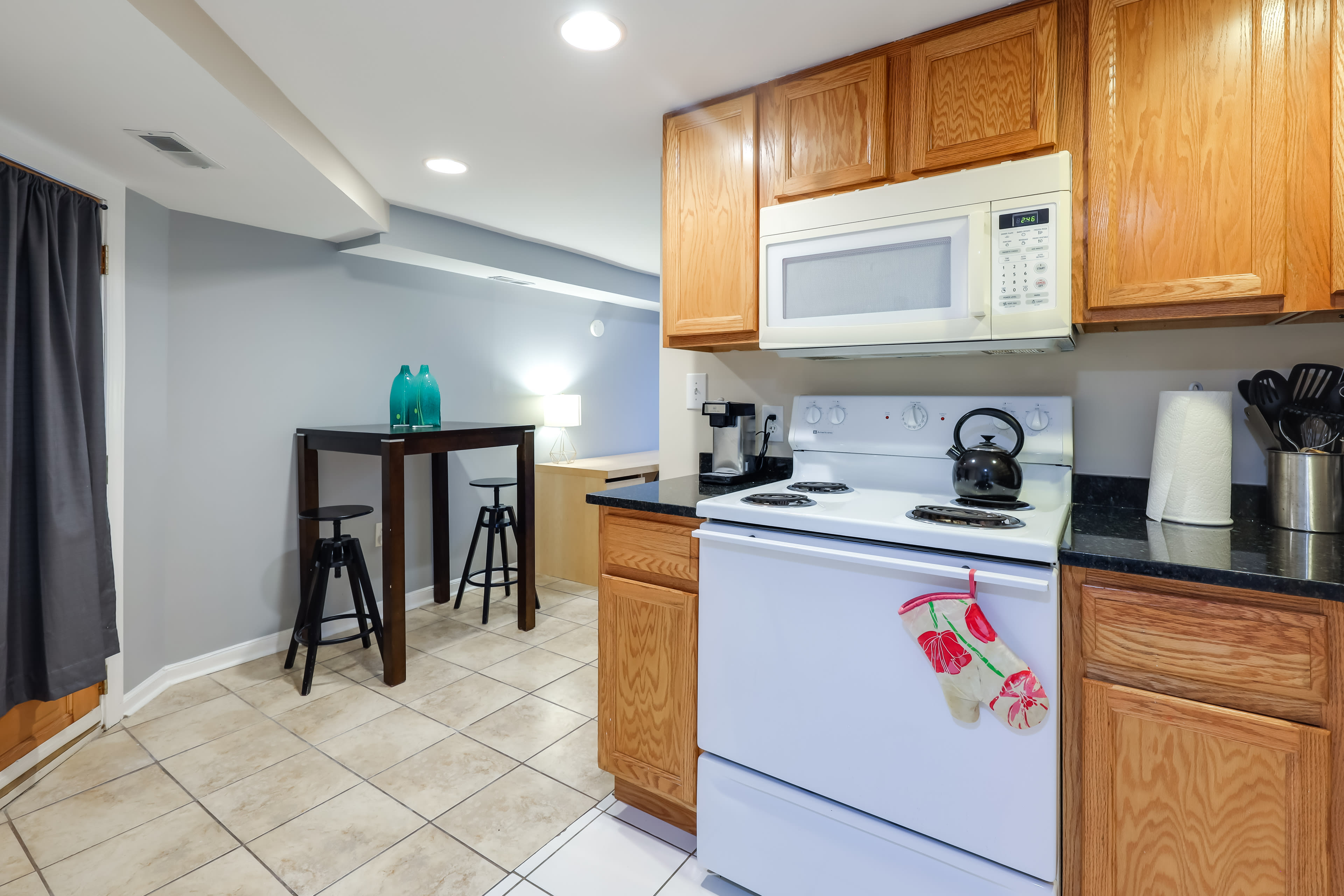 Kitchen & Dining Area | Coffee Maker | Dishware & Flatware Provided