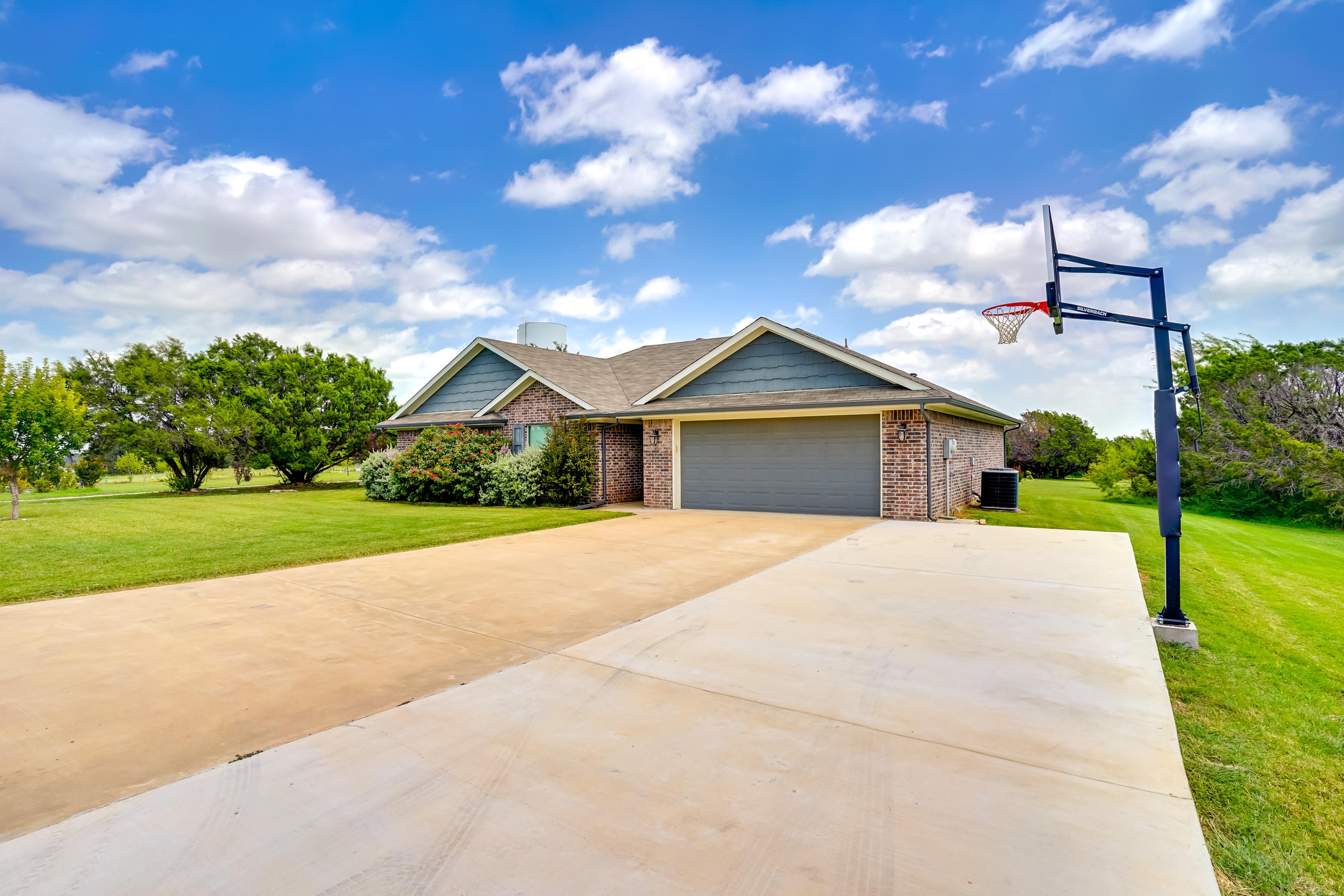 Parking | Driveway (4 Vehicles) | Garage (2 Vehicles) | Trailer Parking Allowed