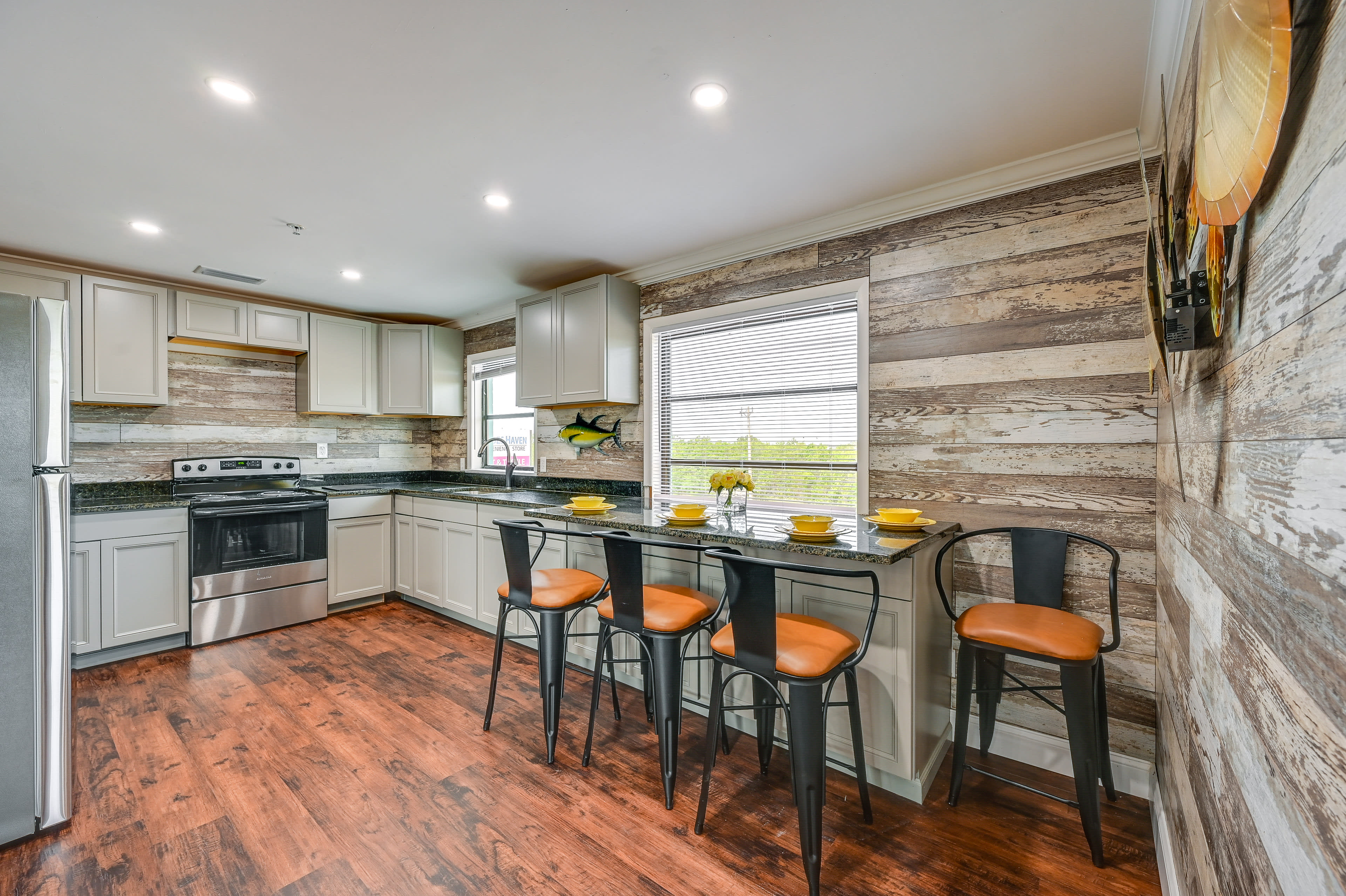 Dining Area | Dishware/Flatware Provided