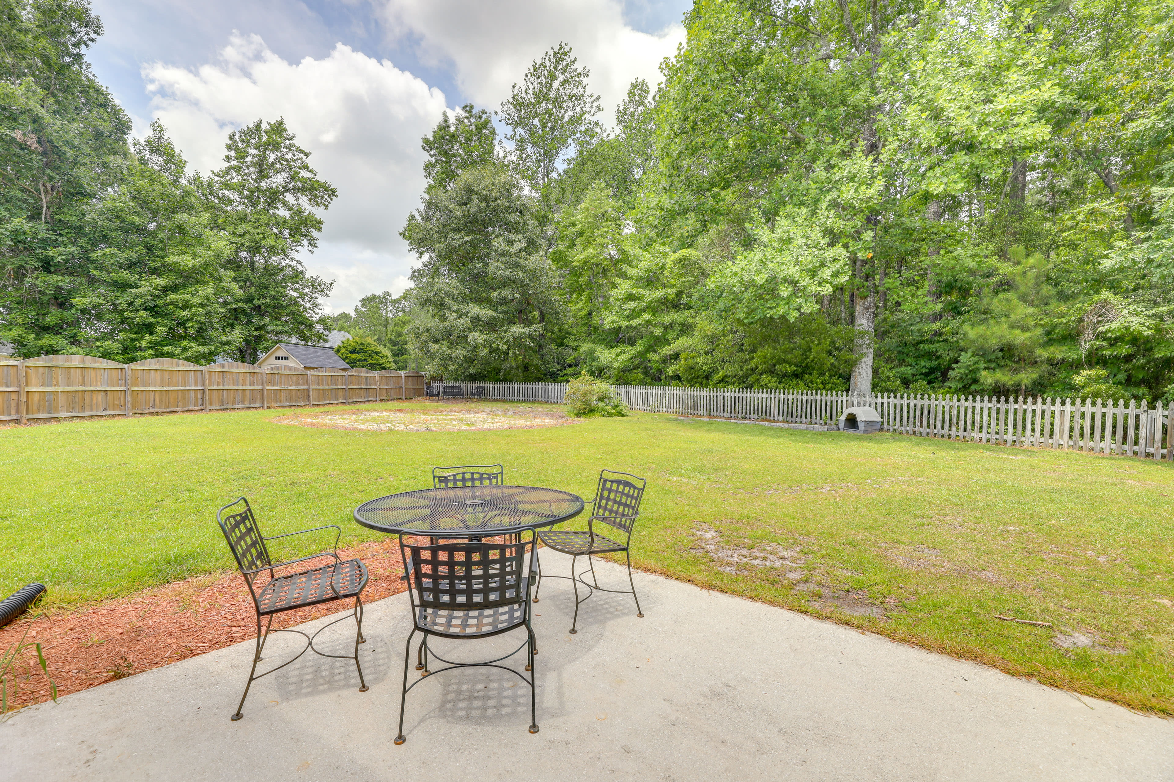 Spacious Yard | Outdoor Dining