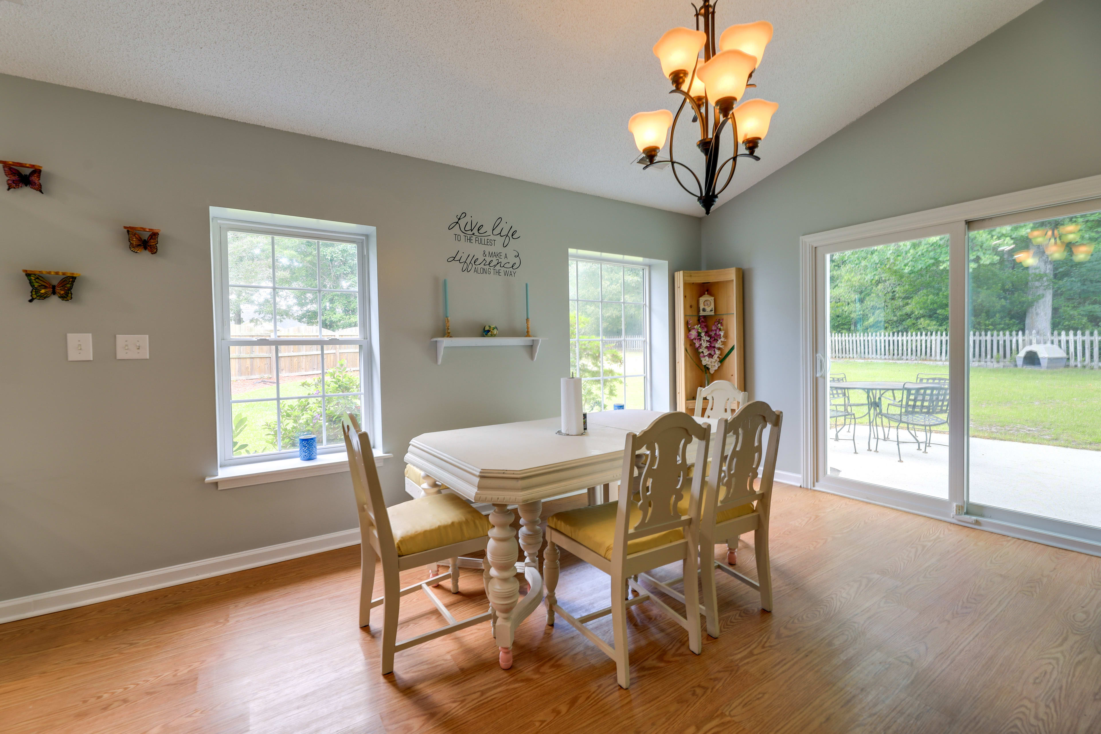 Dining Table | Dishware Provided