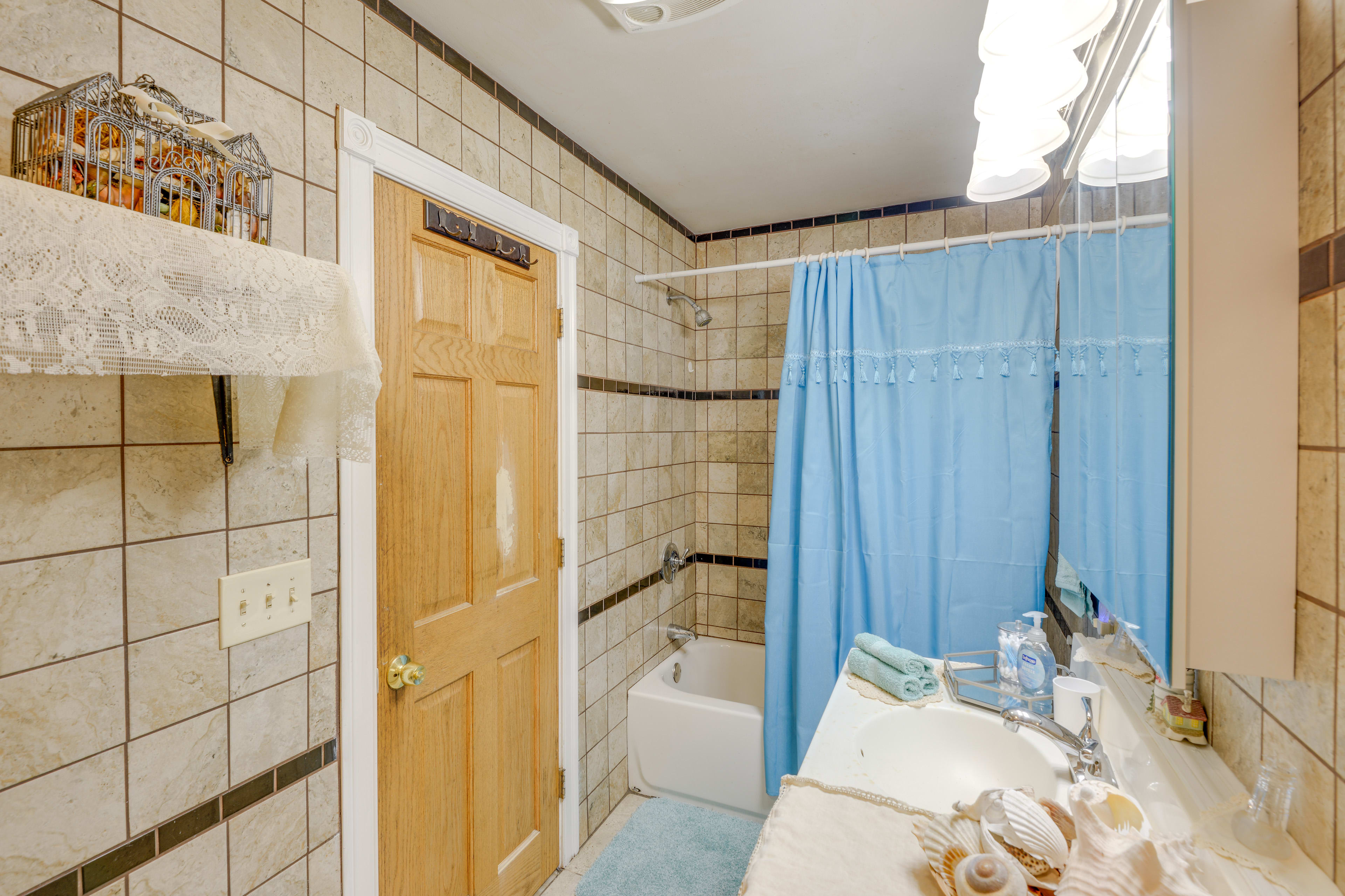 Full Bathroom | 1st Floor | Complimentary Toiletries | Hair Dryer | Towels