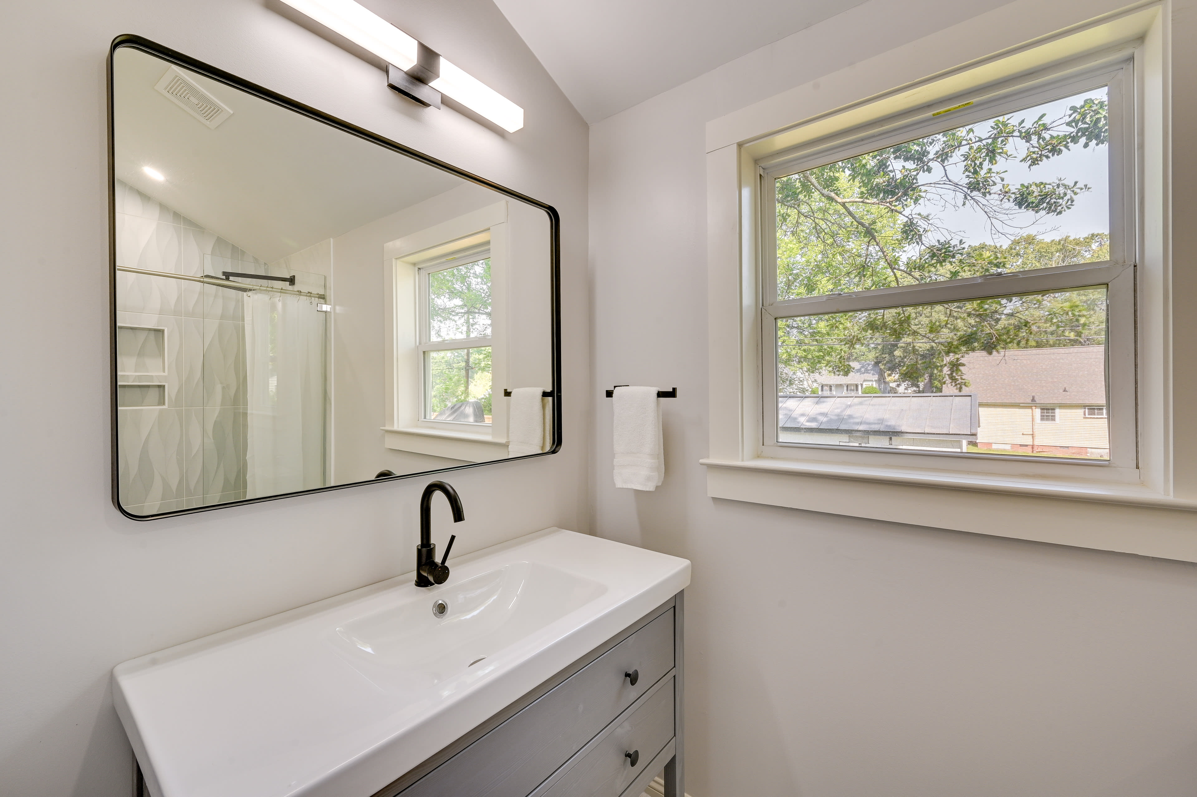 Full Bathroom | Complimentary Toiletries | Towels Provided