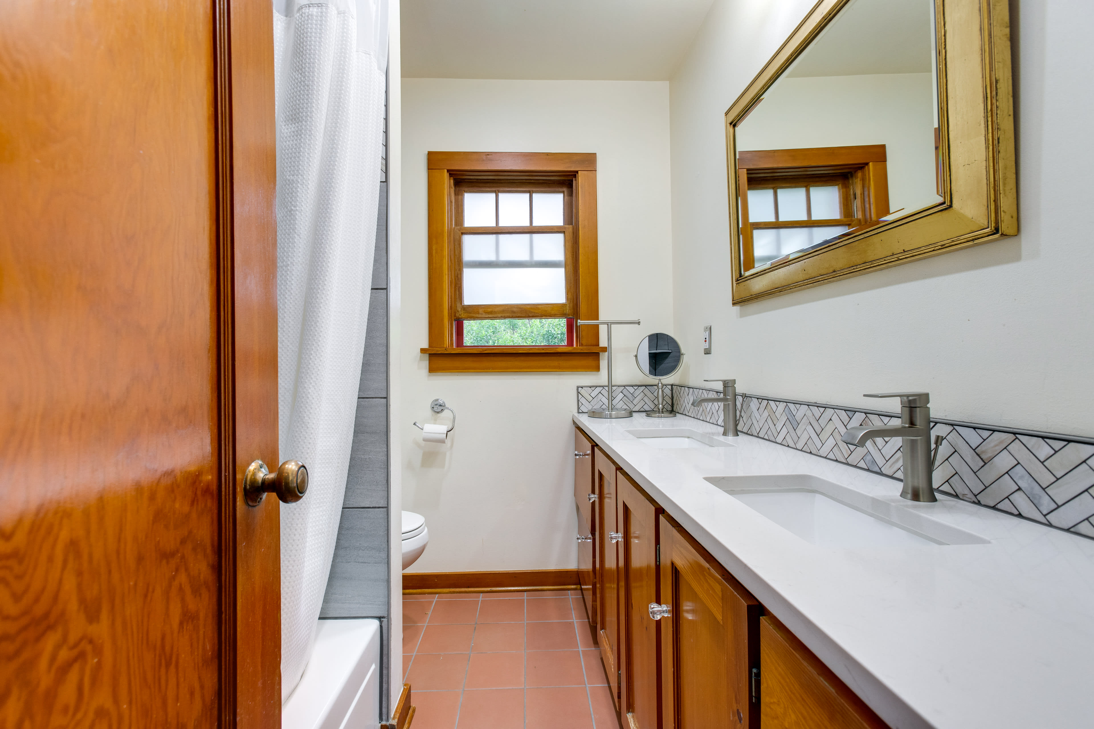 Full Bathroom | Towels Provided | Iron & Board