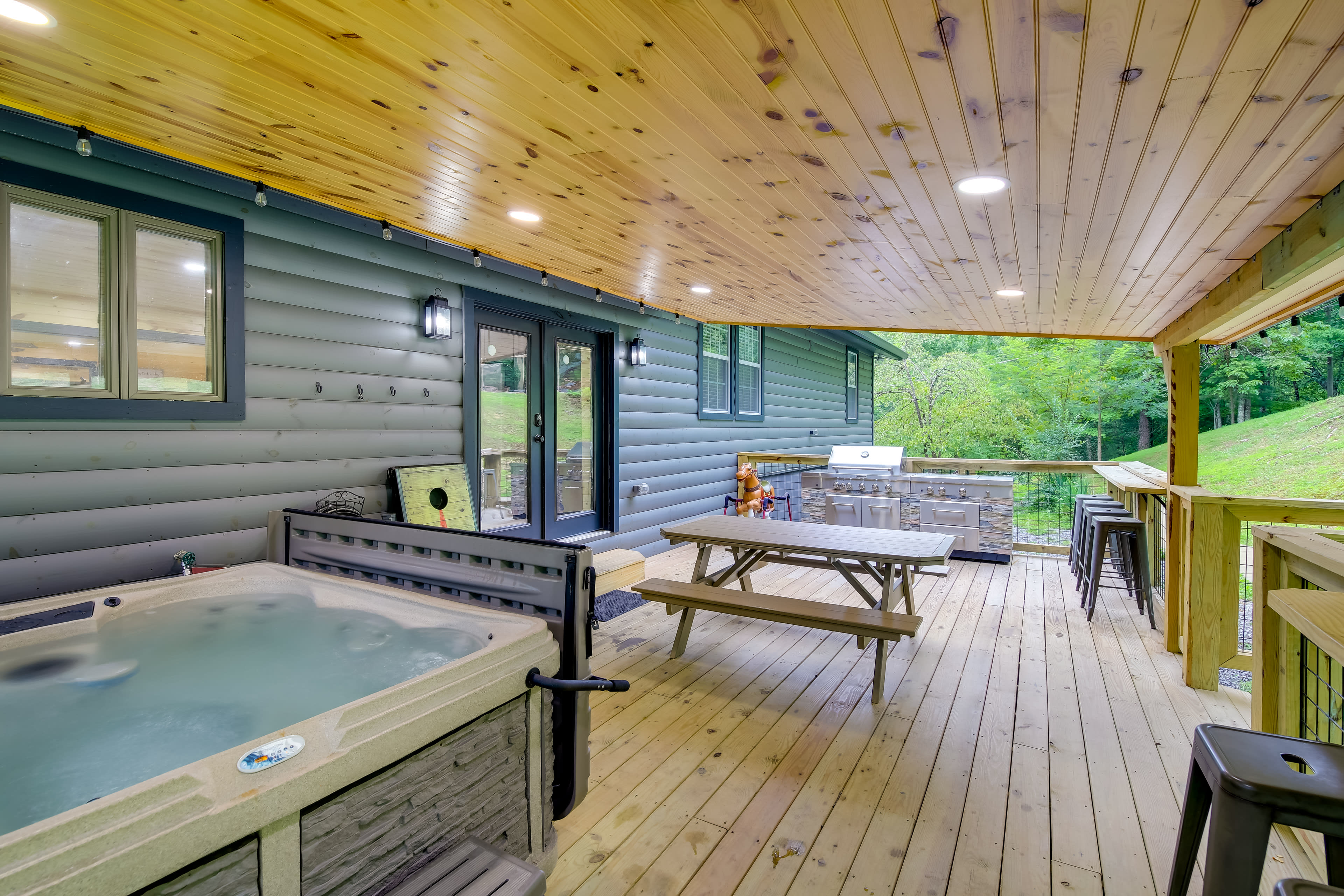 Deck | Hot Tub | Gas Grill