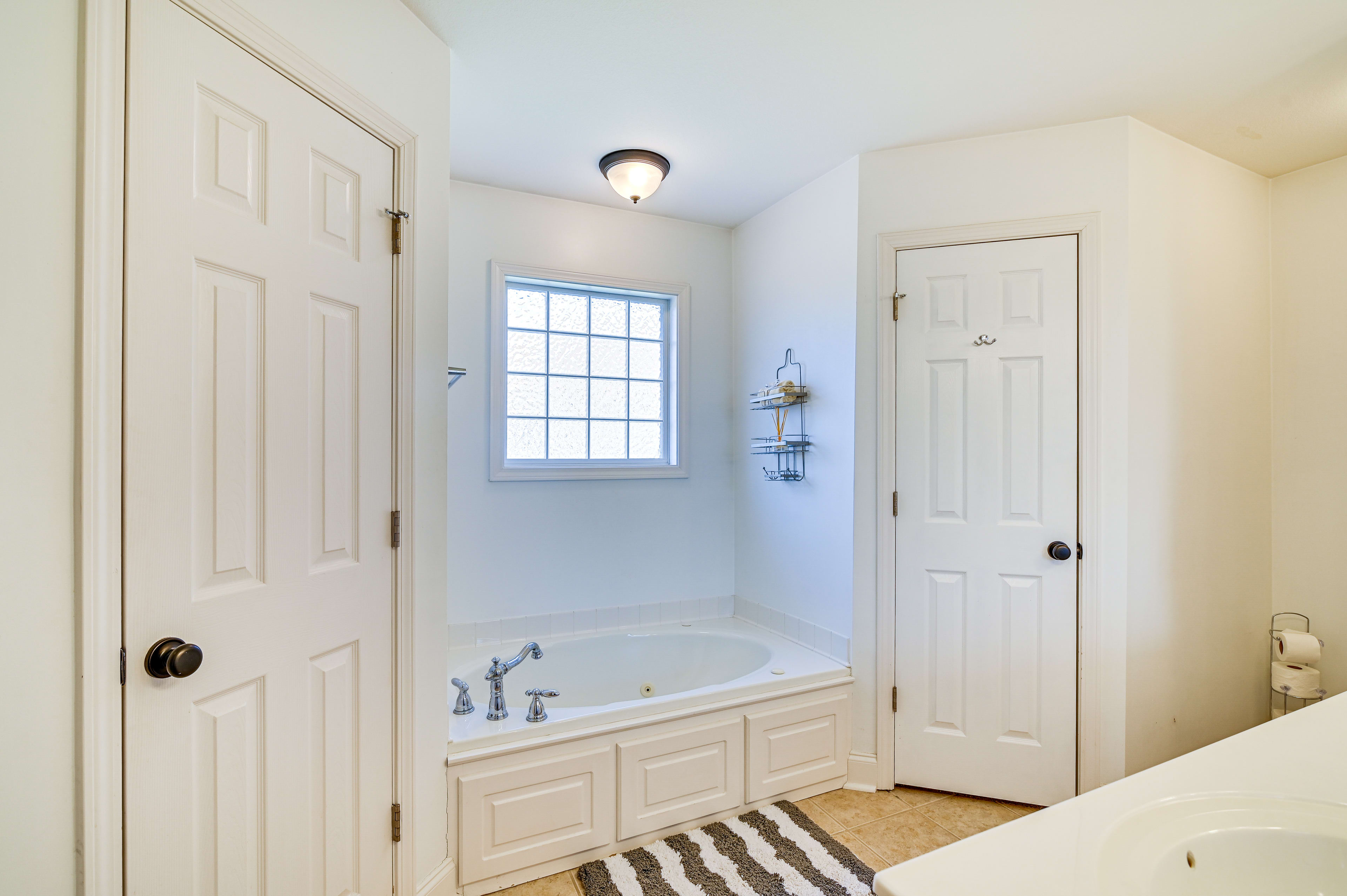 En-Suite Bathroom | Jetted Tub | Shower | Towels Provided