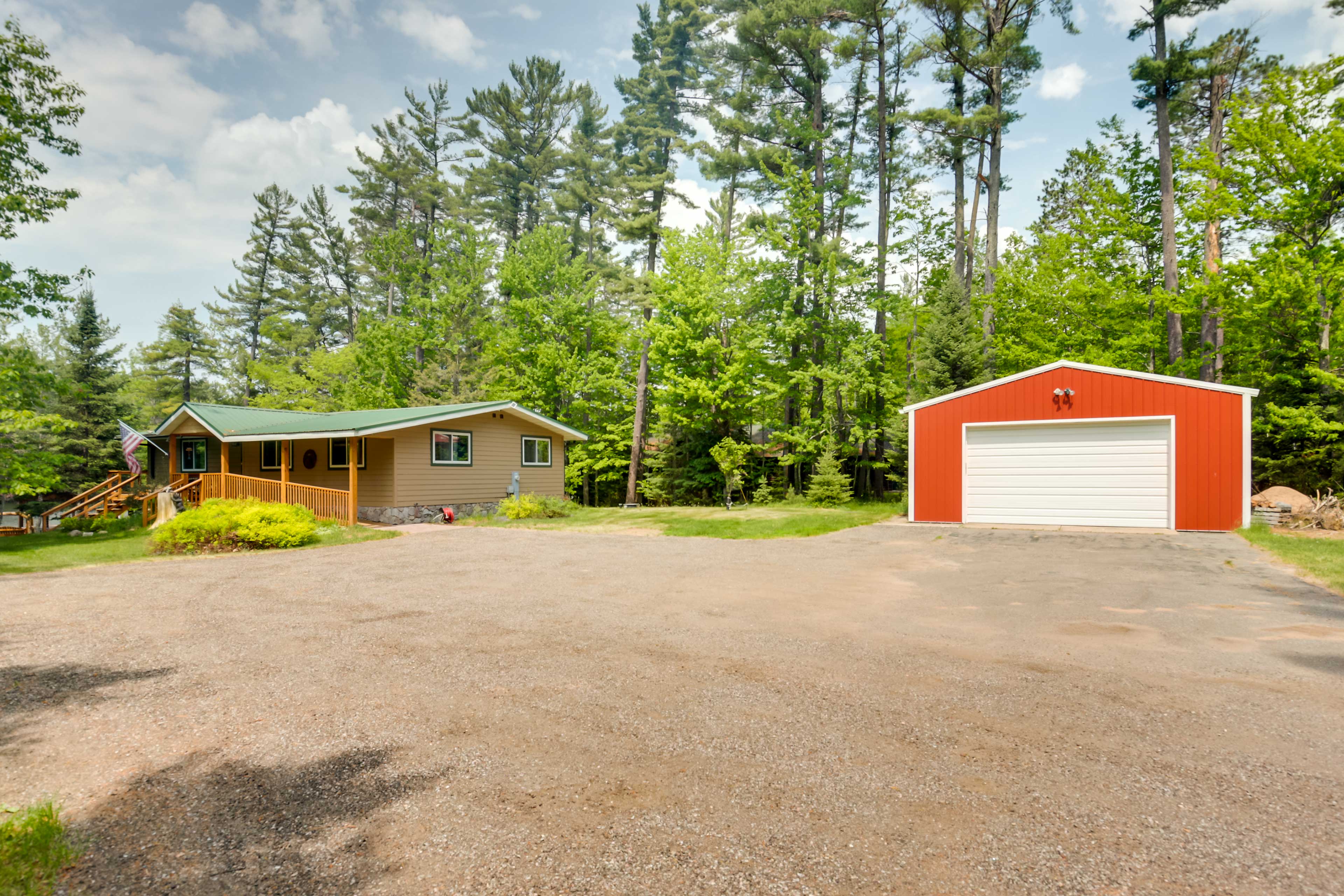 Parking | Driveway (12 Vehicles) | Trailer Parking Allowed