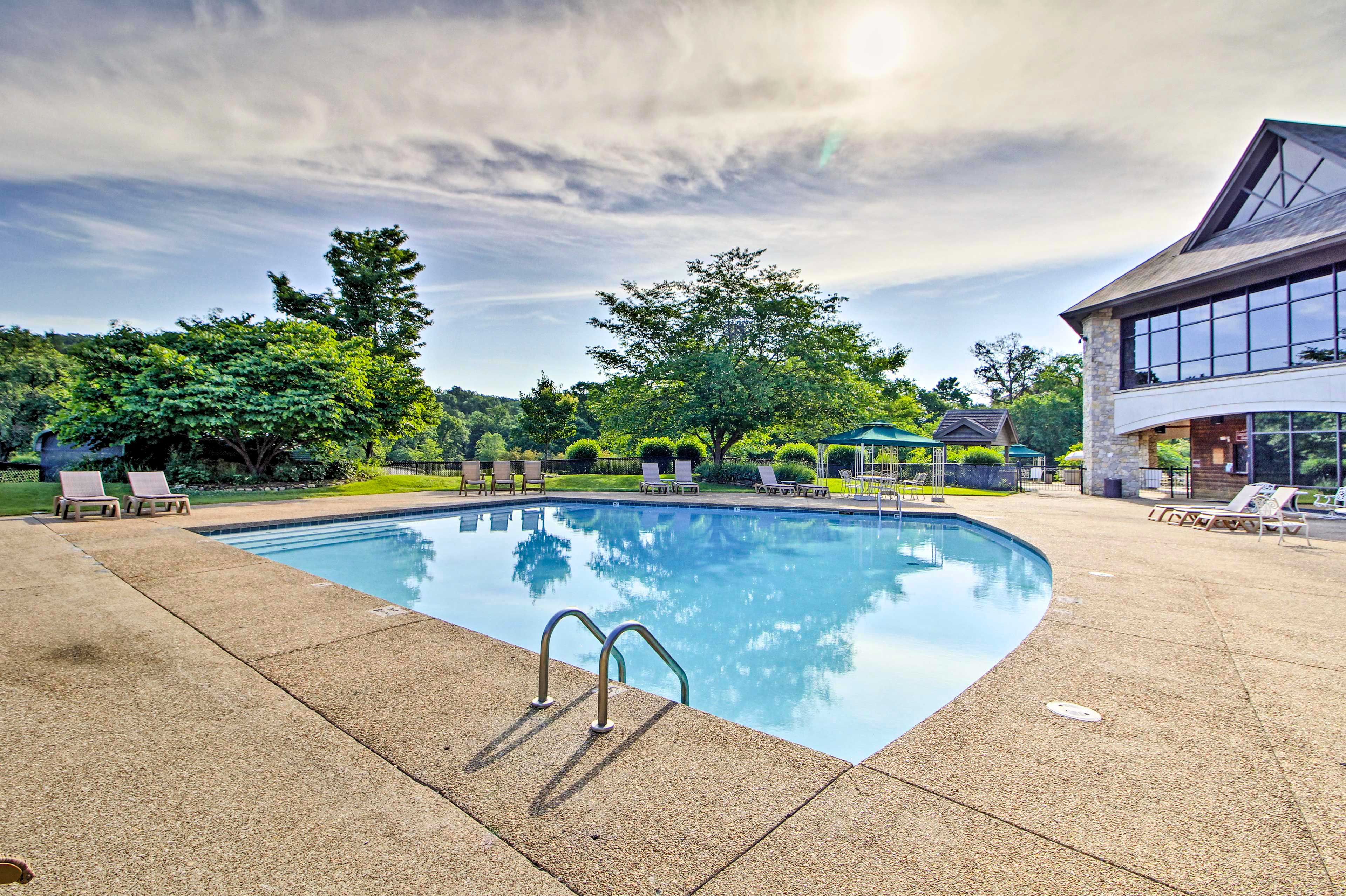 Community Amenities | Outdoor Pool