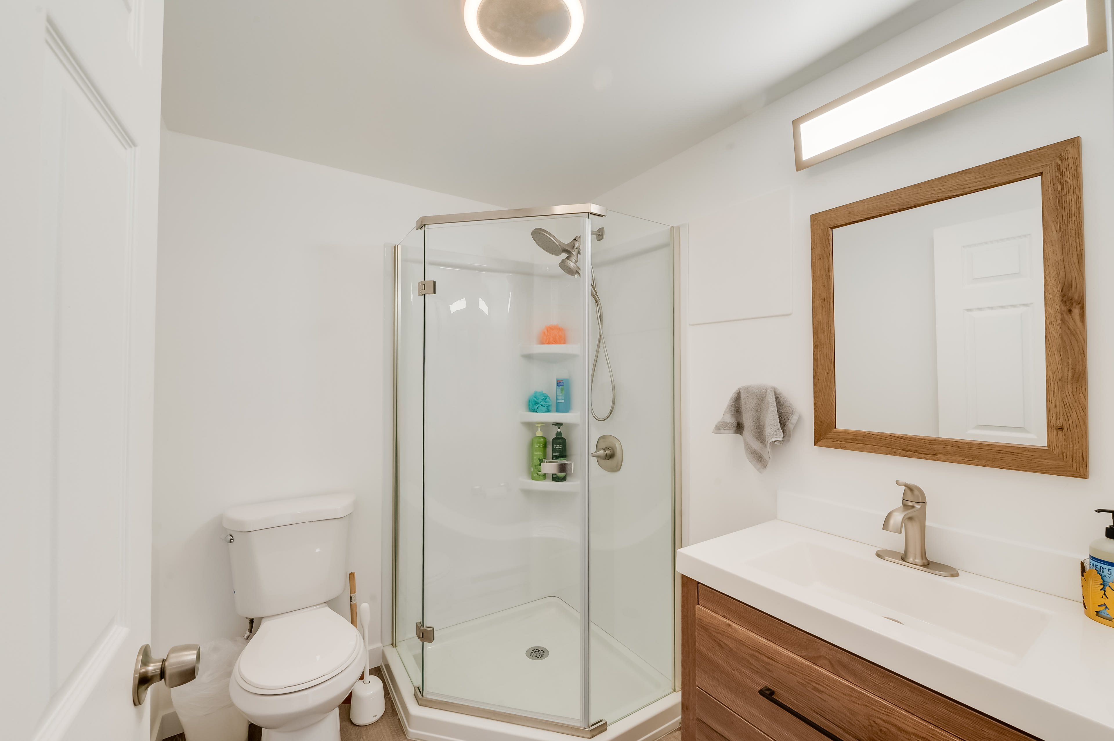 Full Bathroom | Main Level | Complimentary Toiletries | Towels Provided