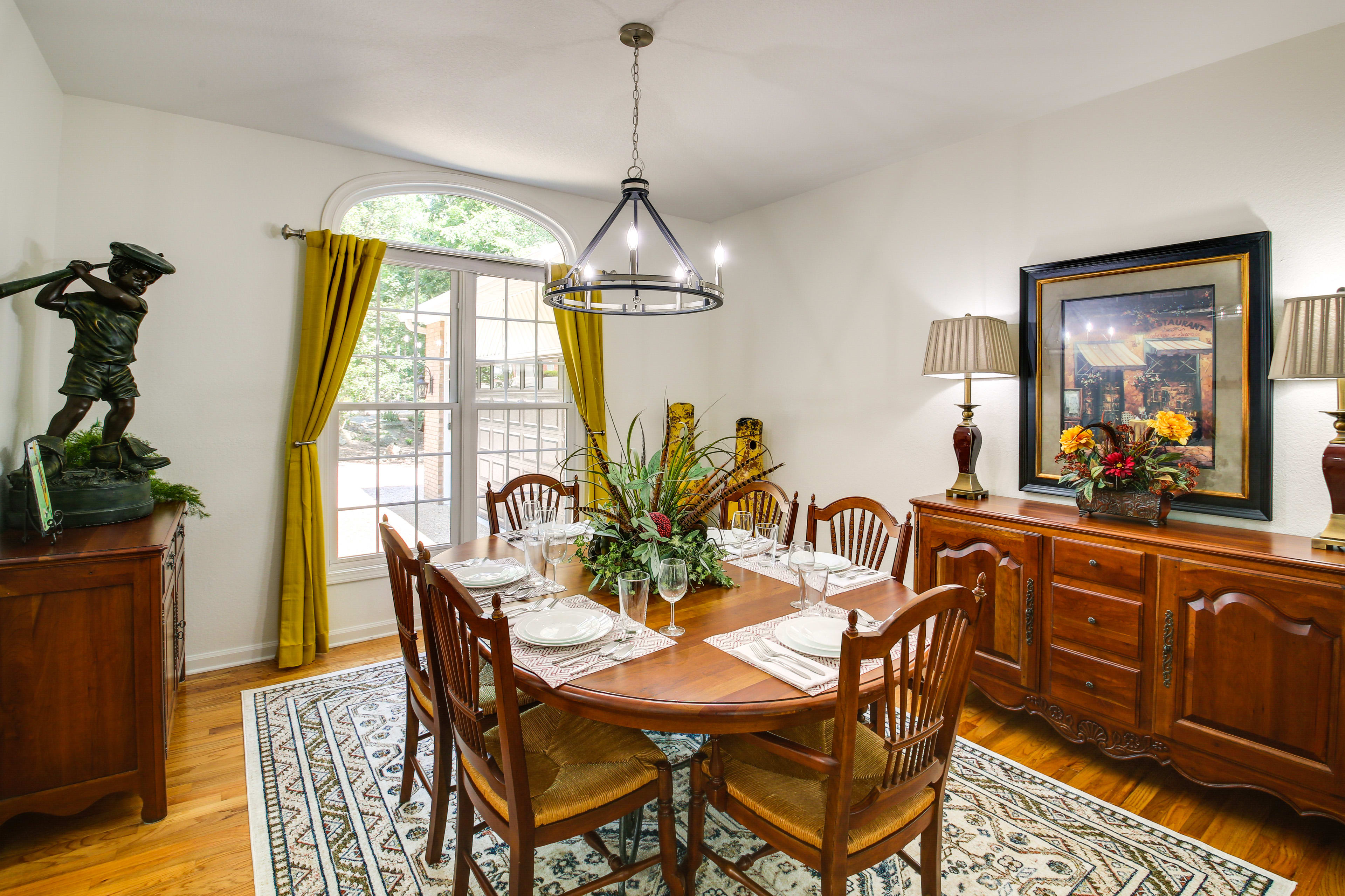 Dining Area | Dishware & Flatware Provided