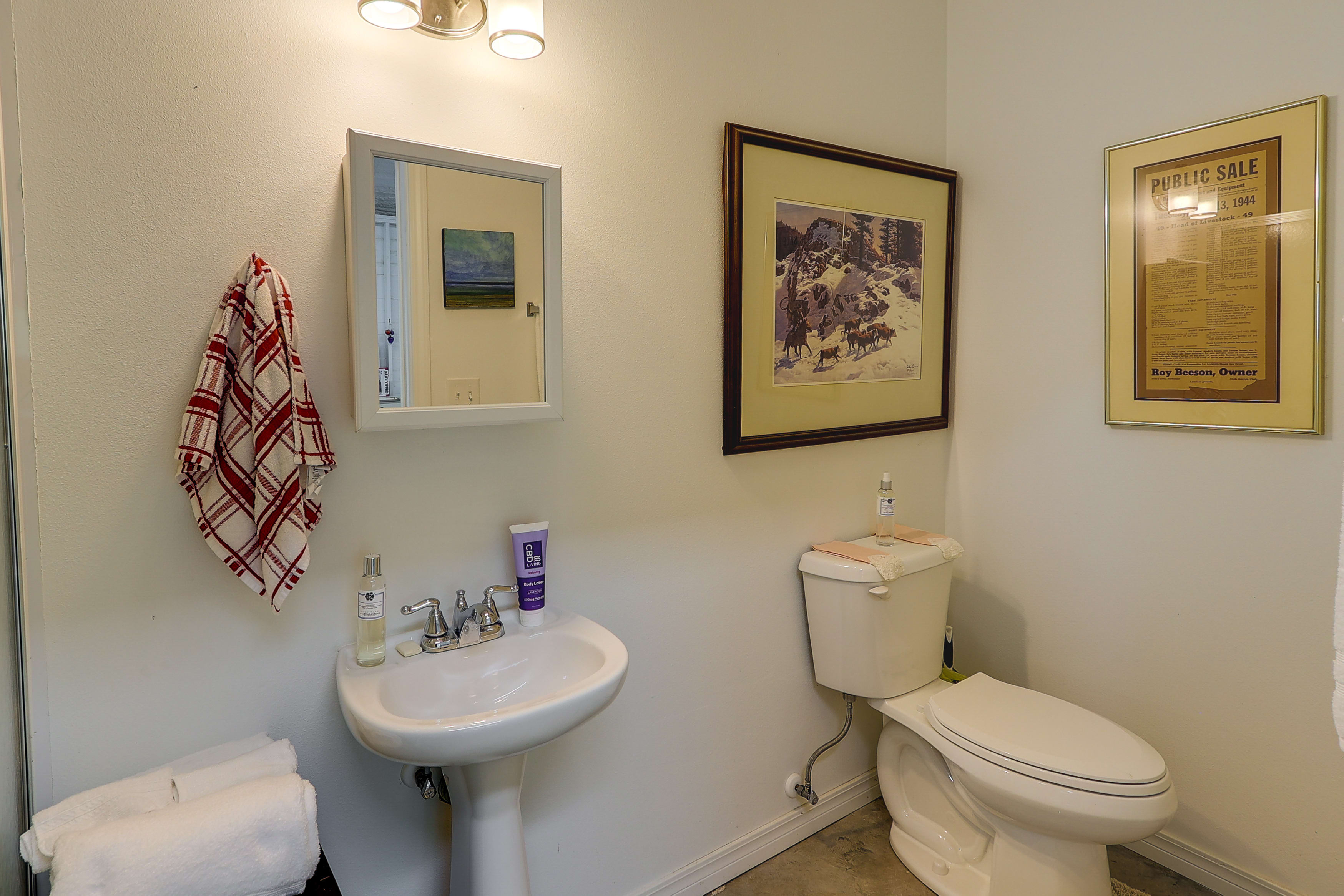 Full Bathroom | Towels Provided | Complimentary Toiletries