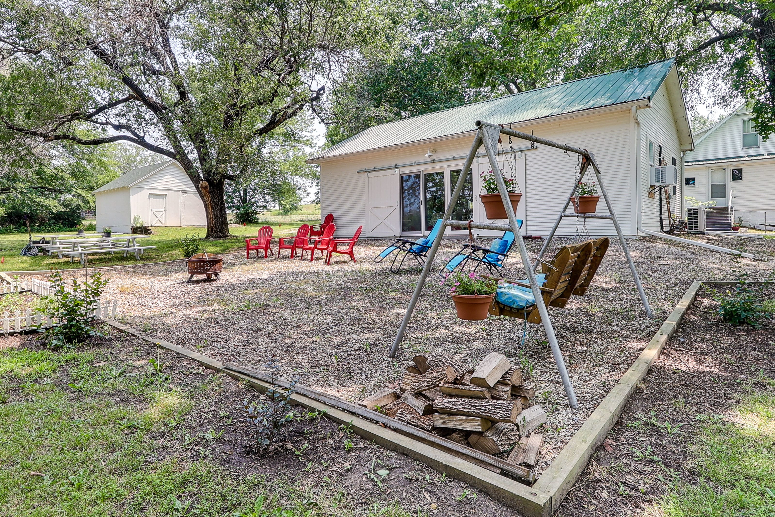 Outdoor Space | Fire Pit | Bench Swing | Picnic Tables