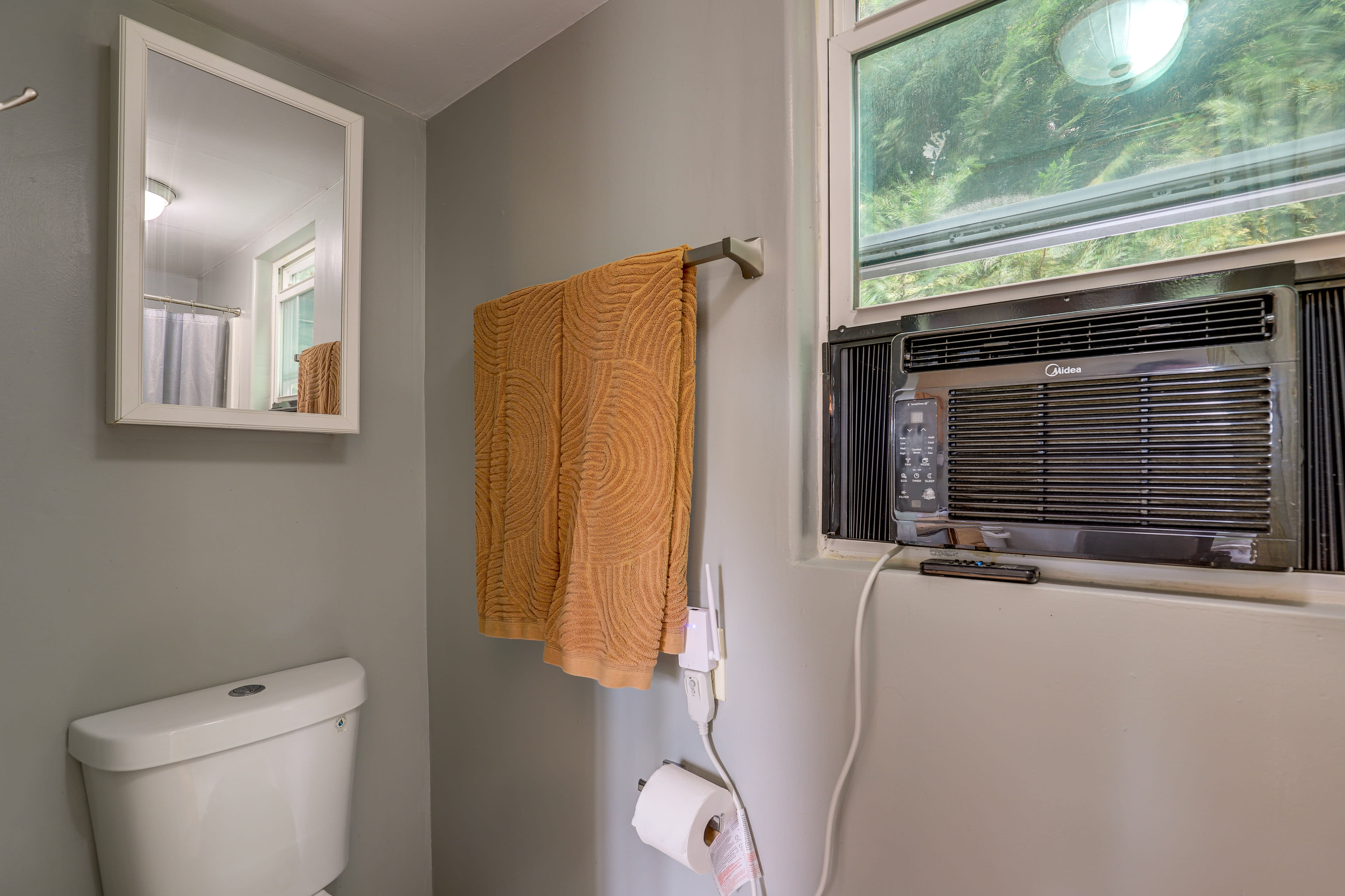 Full Bathroom | Complimentary Toiletries