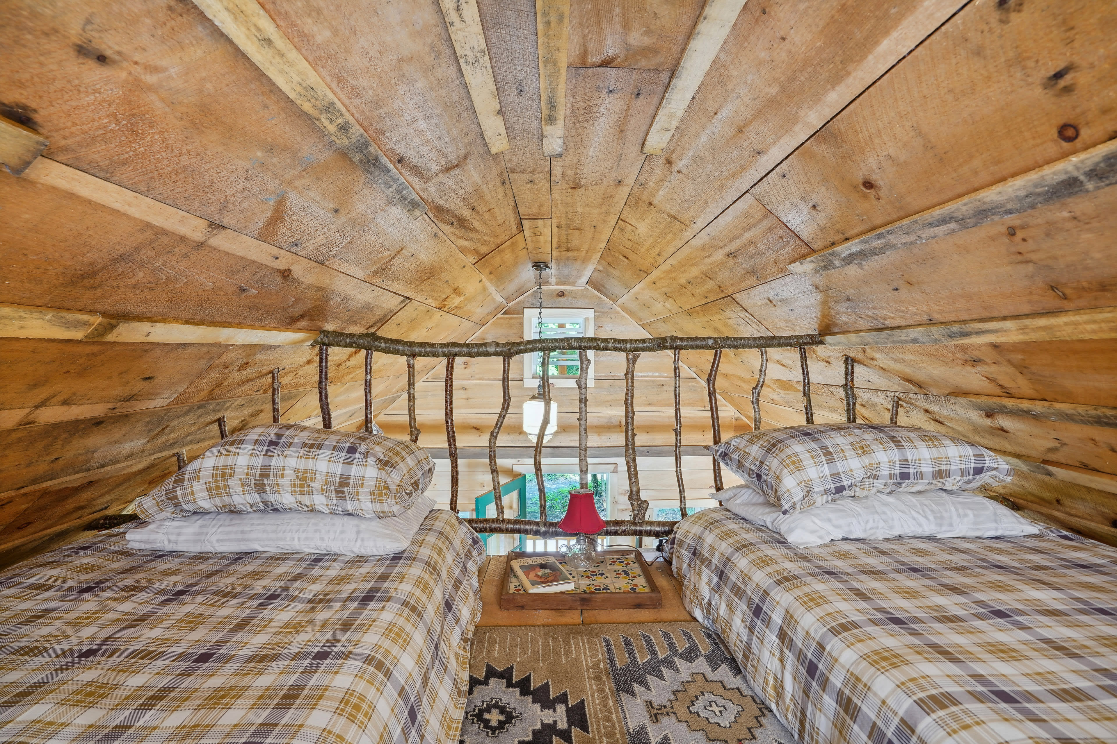 Loft | 2 Twin Beds | Books