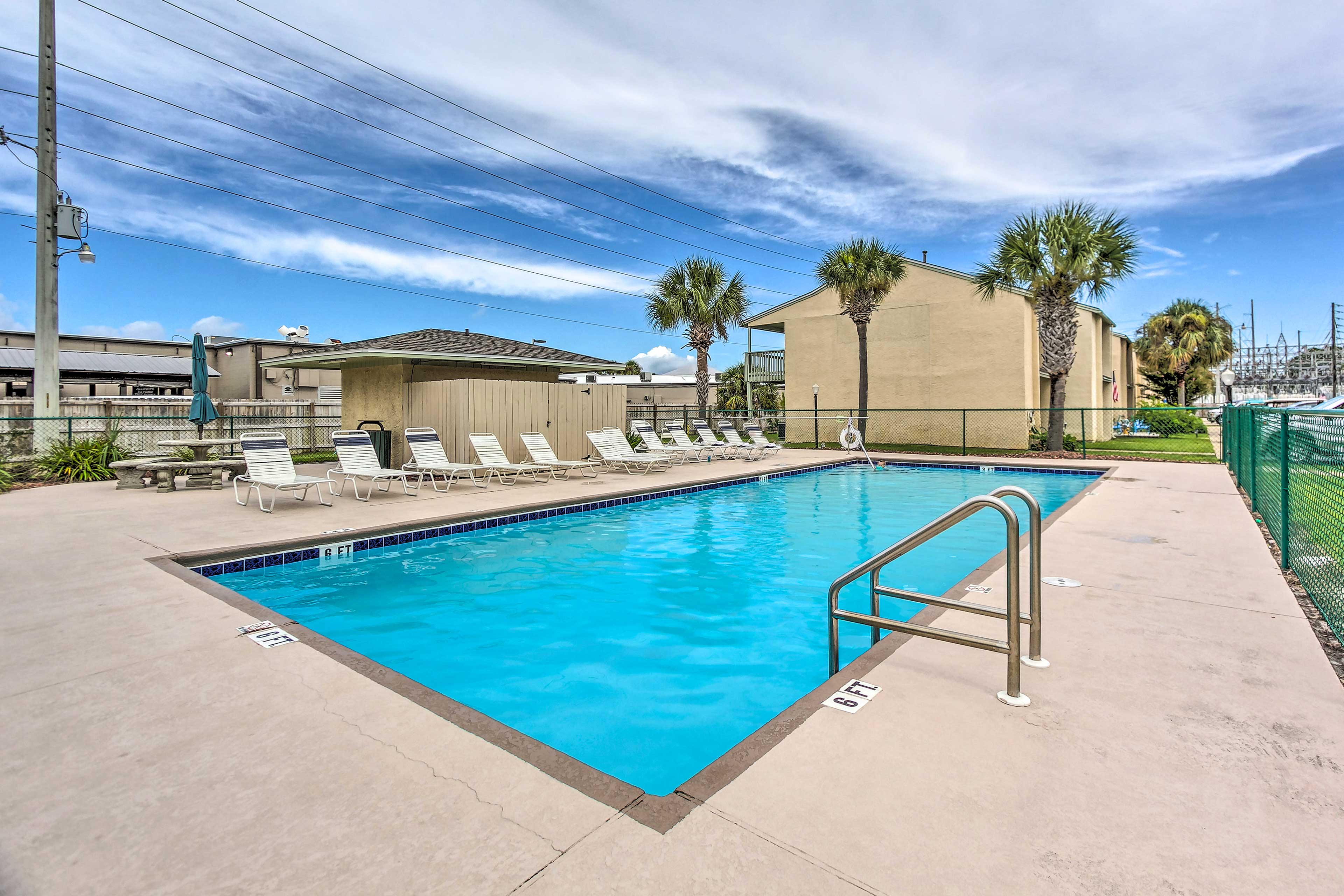 Community Amenities | Outdoor Pools | Hot Tub