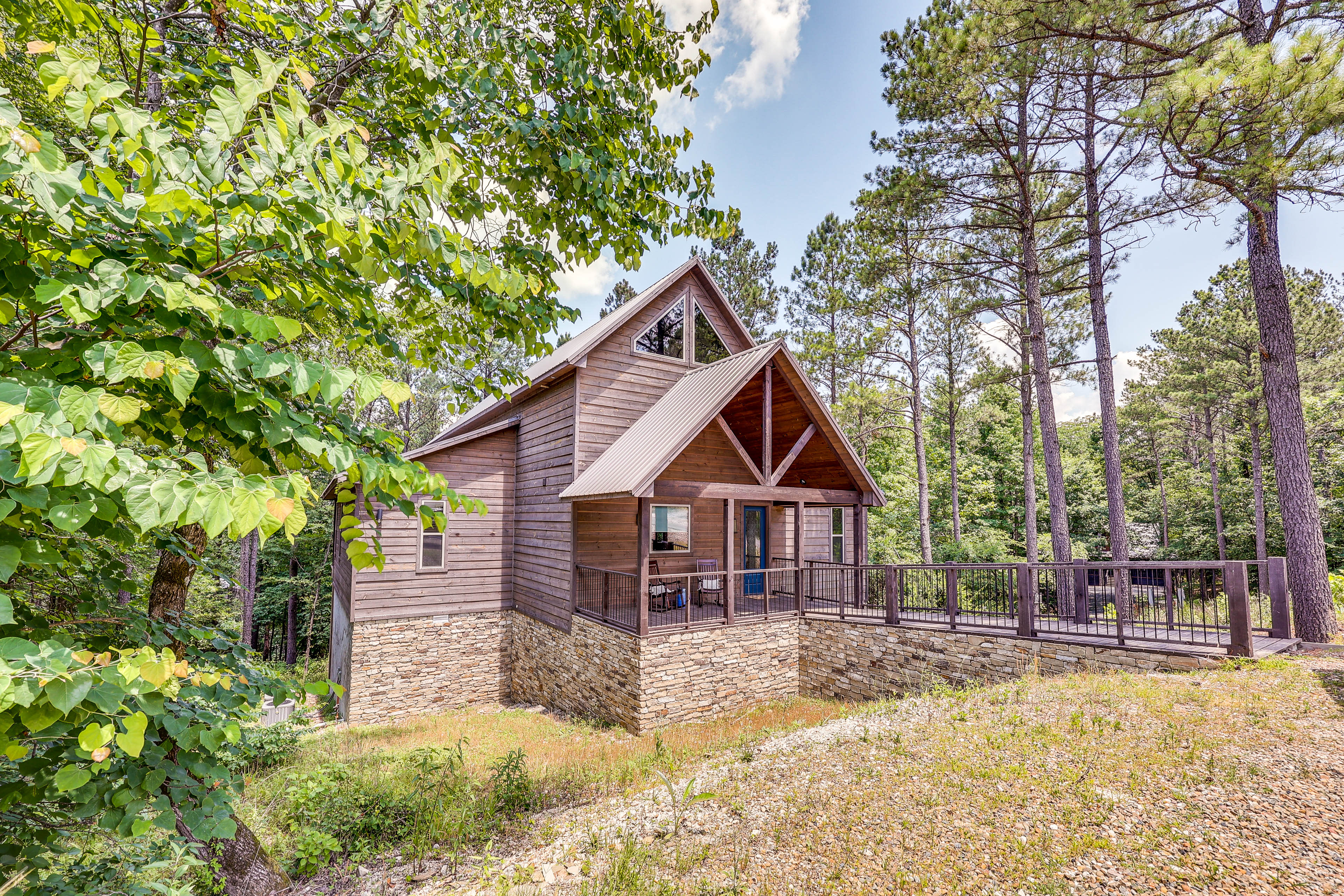 Broken Bow Vacation Rental | 2BR | 3.5BA | 2,112 Sq Ft | Step-Free Access