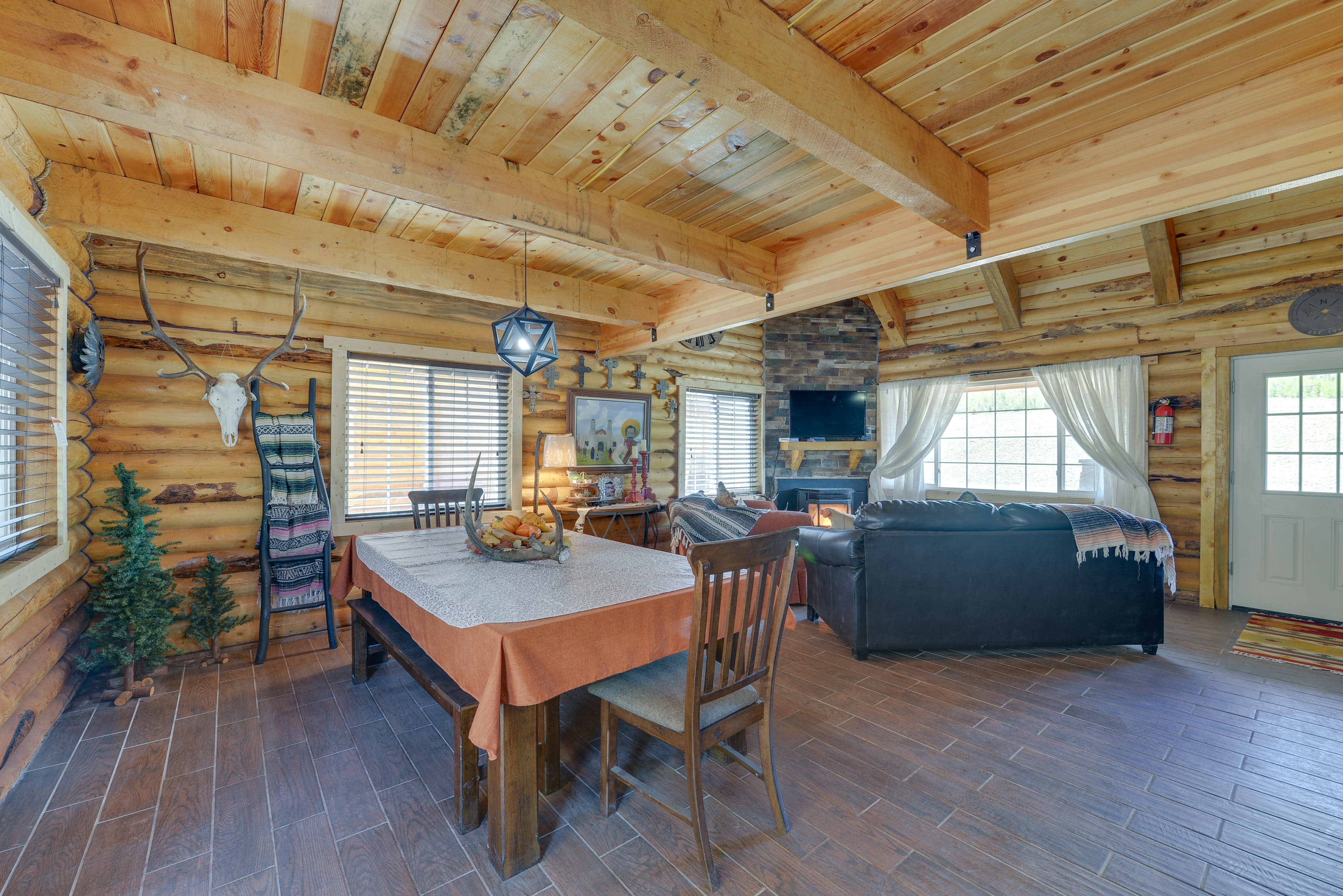 Dining Area | Dishware & Flatware Provided