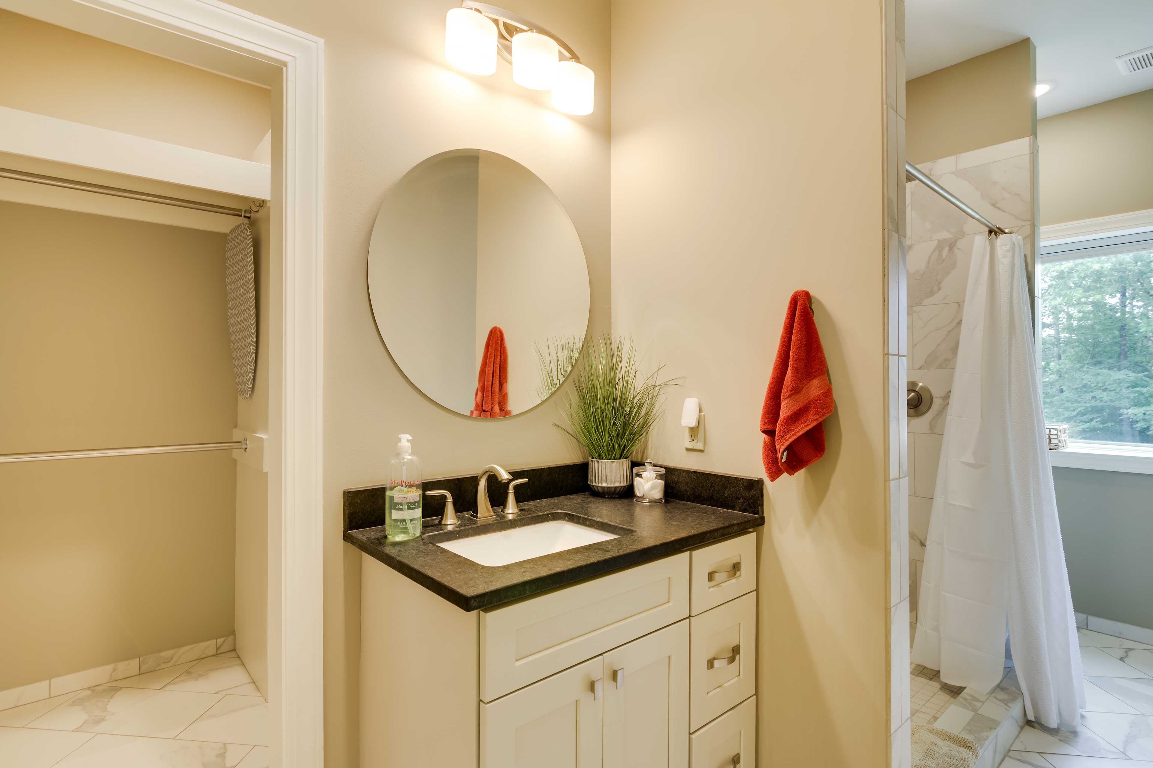 Full Bathroom | Towels Provided | Complimentary Toiletries