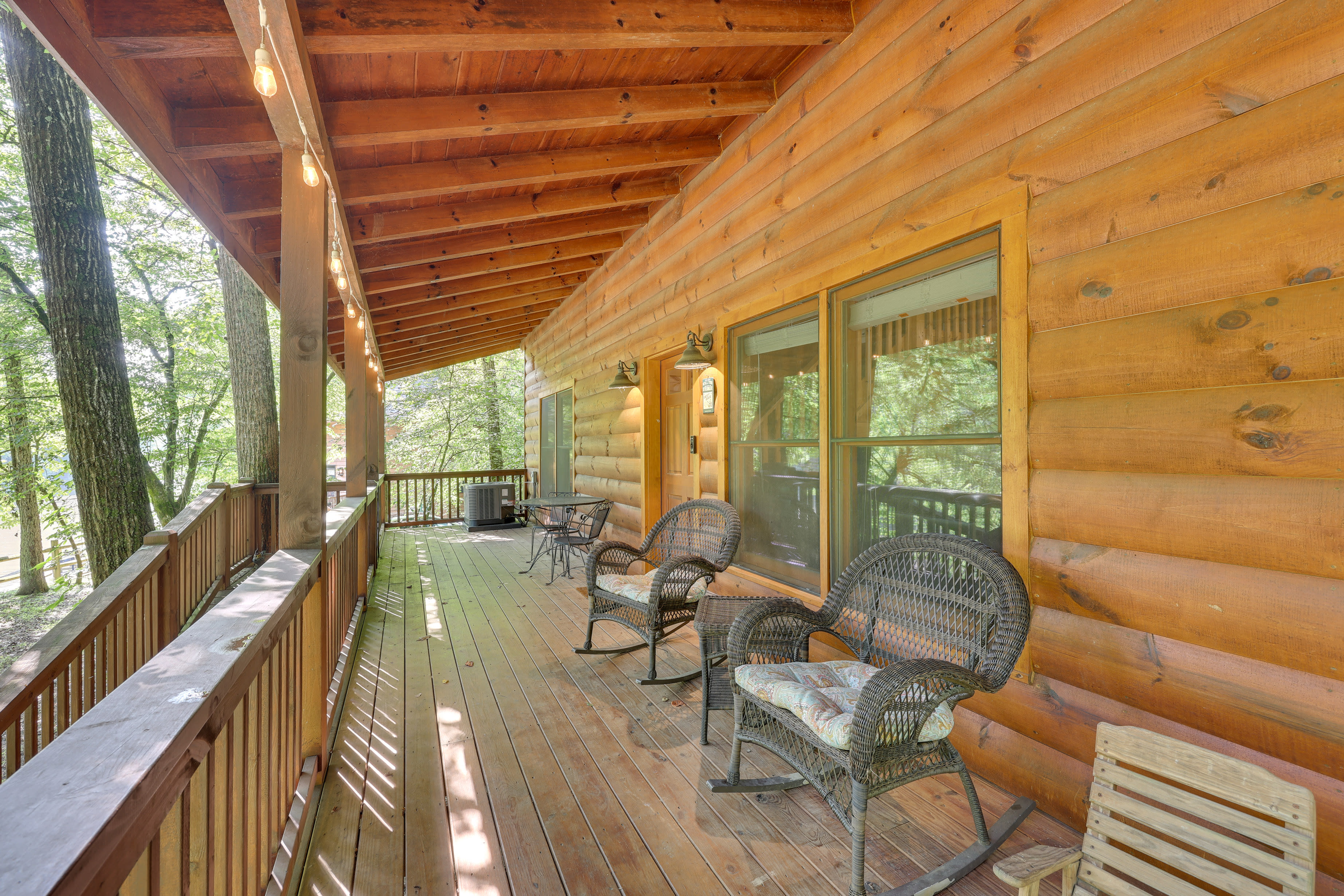 Private Deck | River Views | Self Check-In | 4 Mi to Downtown Ellijay