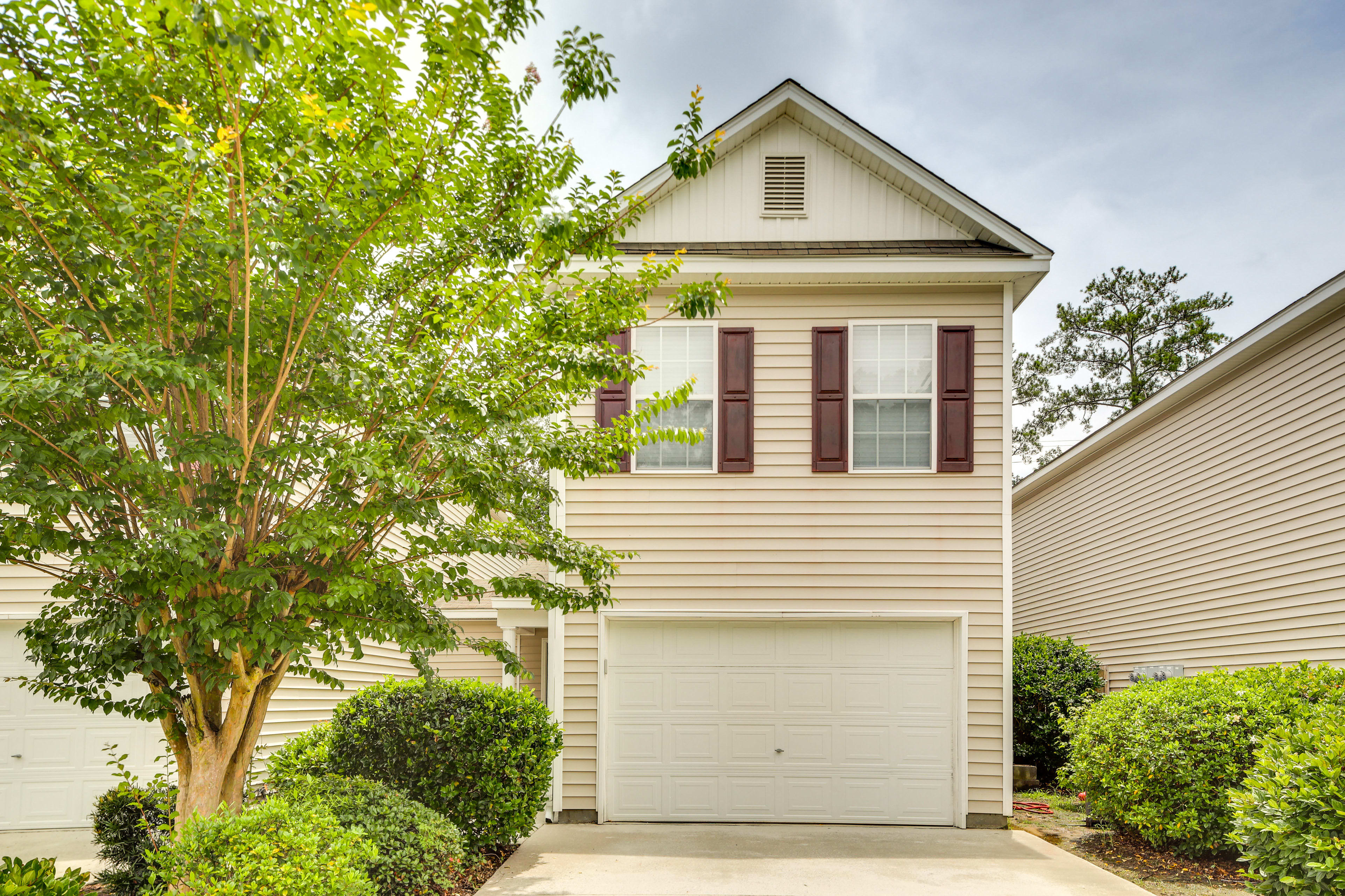 Townhouse Exterior | Driveway (4 Vehicles) | Free Street Parking