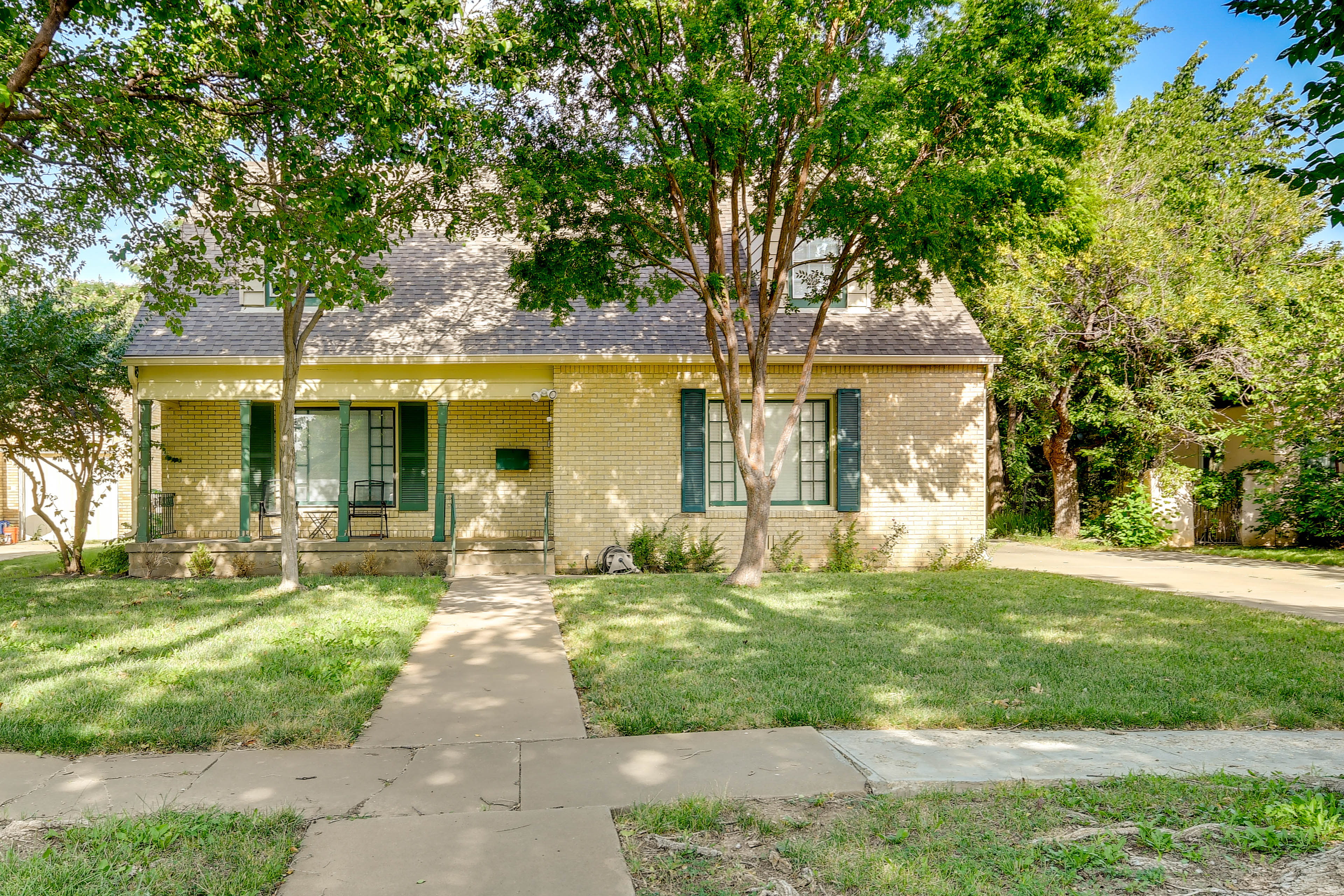 Property Exterior | Driveway (2 Vehicles)