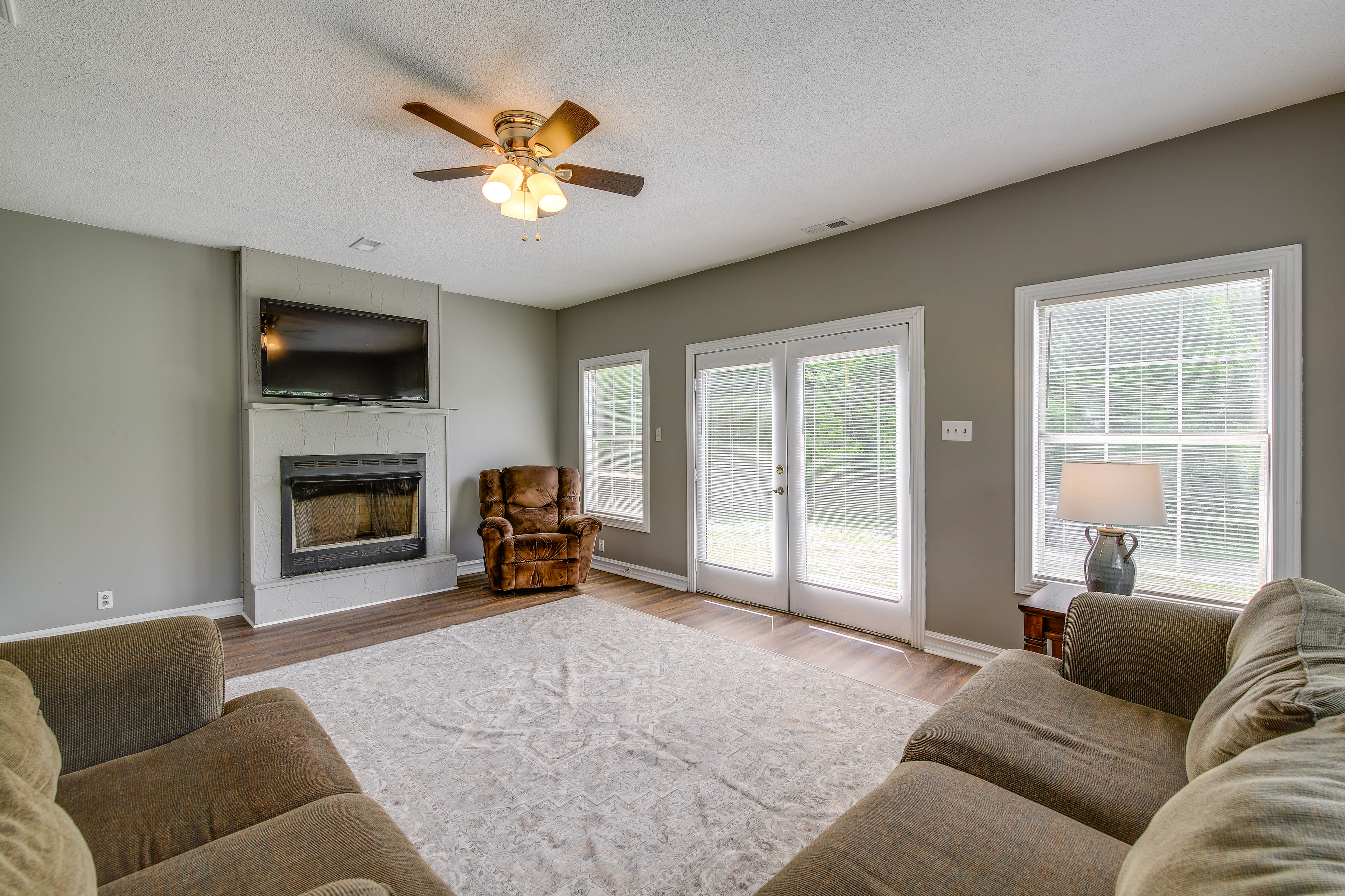 Living Room | Fireplace | Smart TV | Central A/C