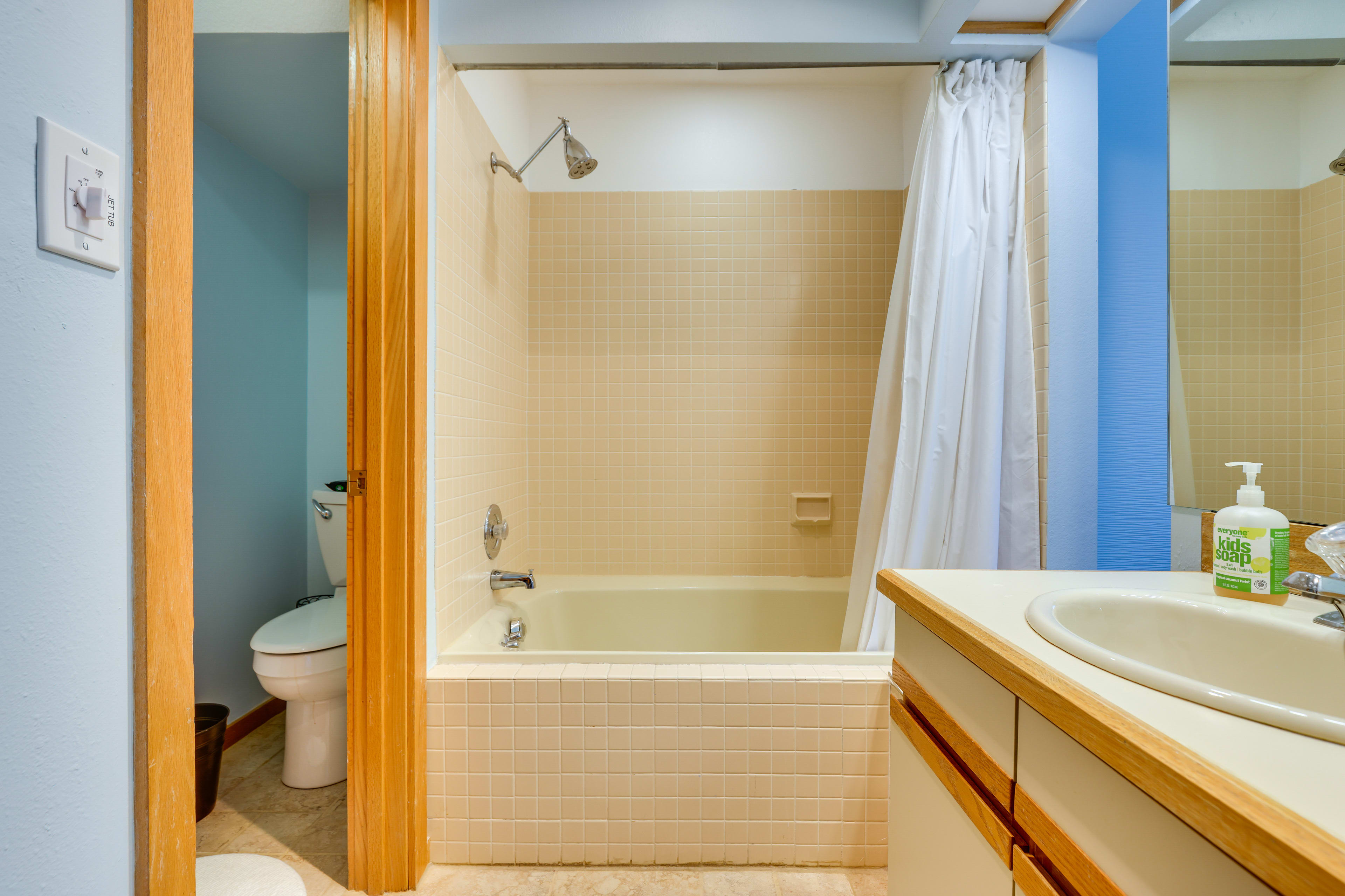 Full Bathroom | Towels Provided | Complimentary Toiletries | Jetted Tub