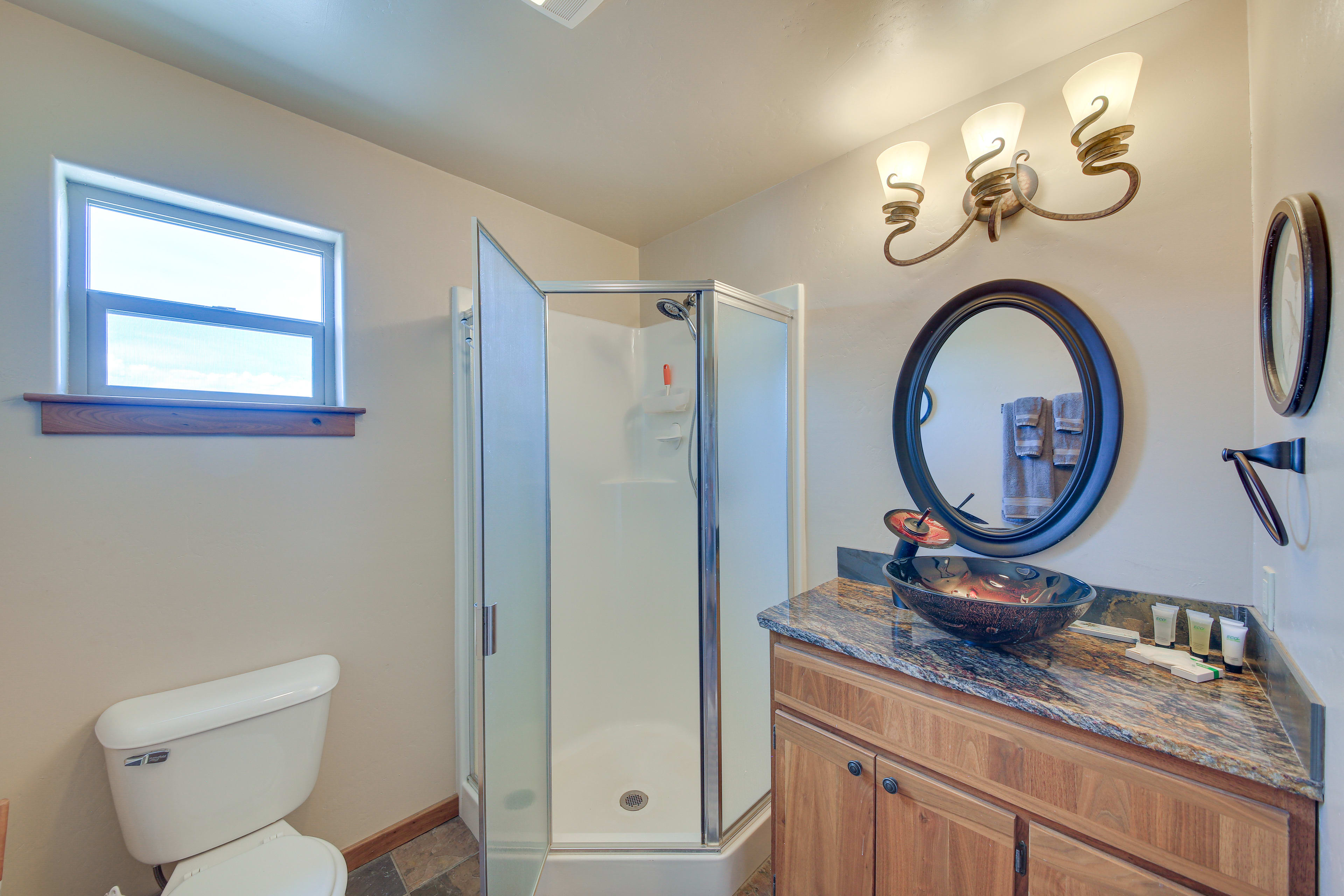 Full Bathroom | Towels Provided | Complimentary Toiletries