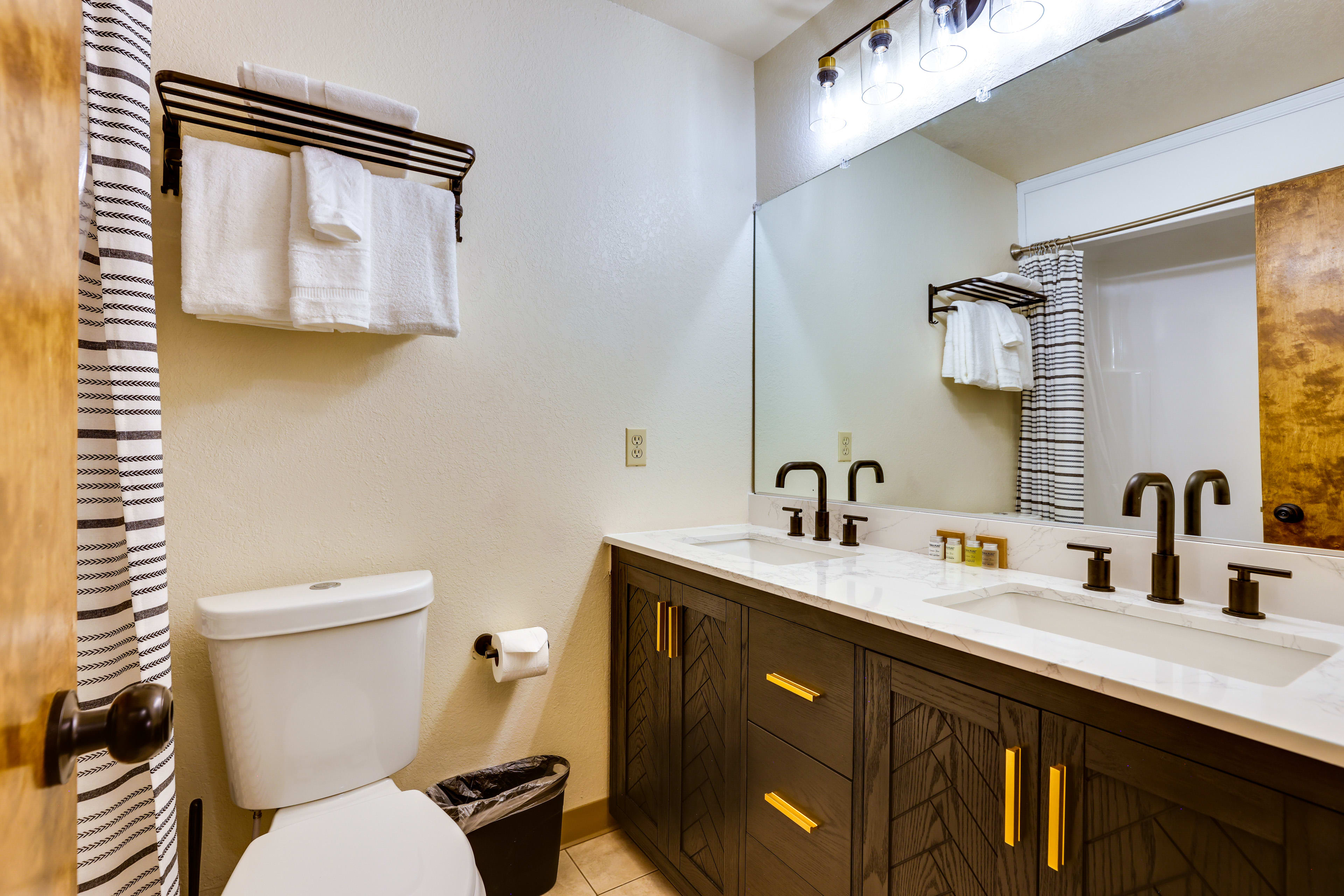 Bathroom | Complimentary Toiletries | Towels Provided