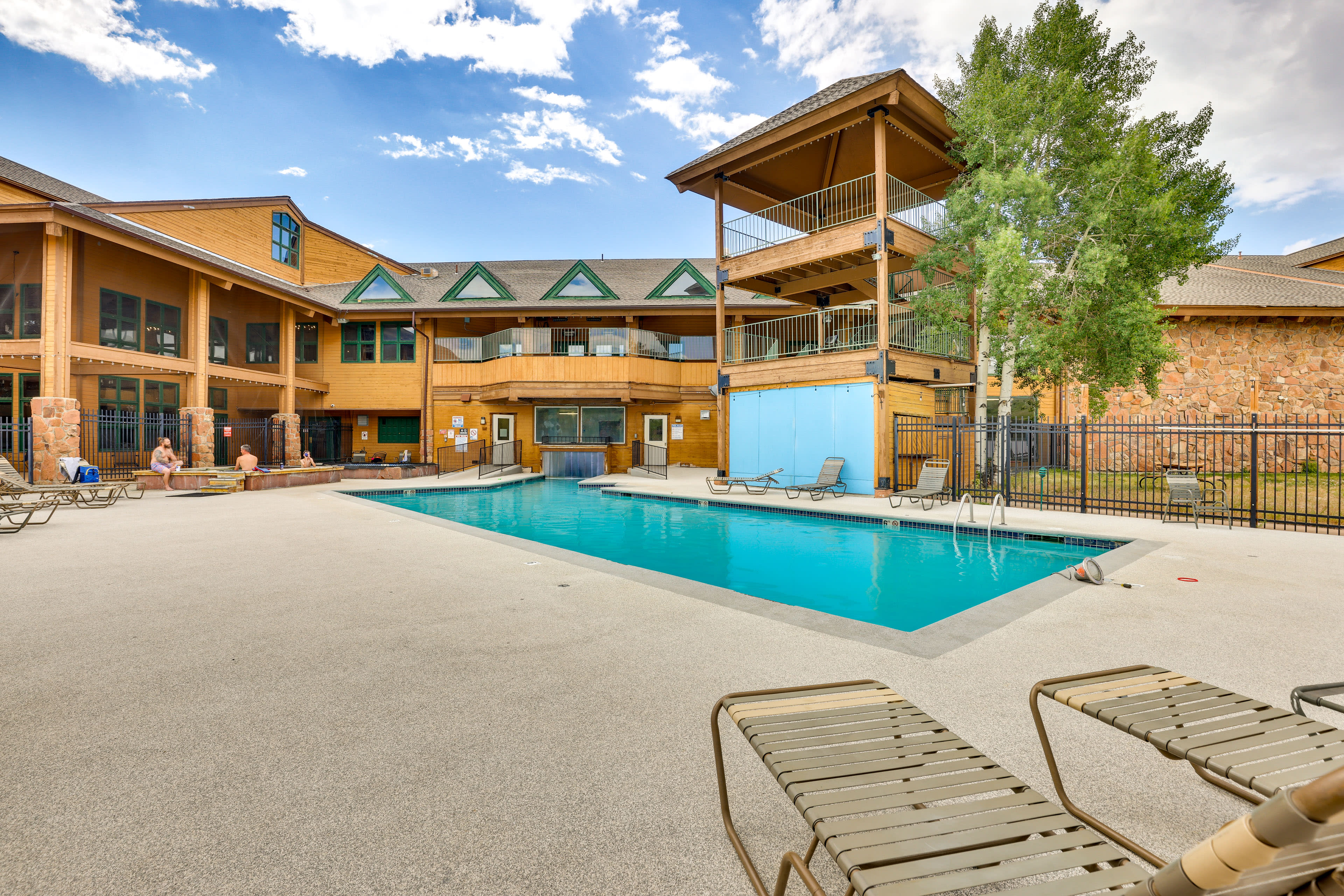 Community Amenities | Pool (Depth 4'-8') | Hot Tubs