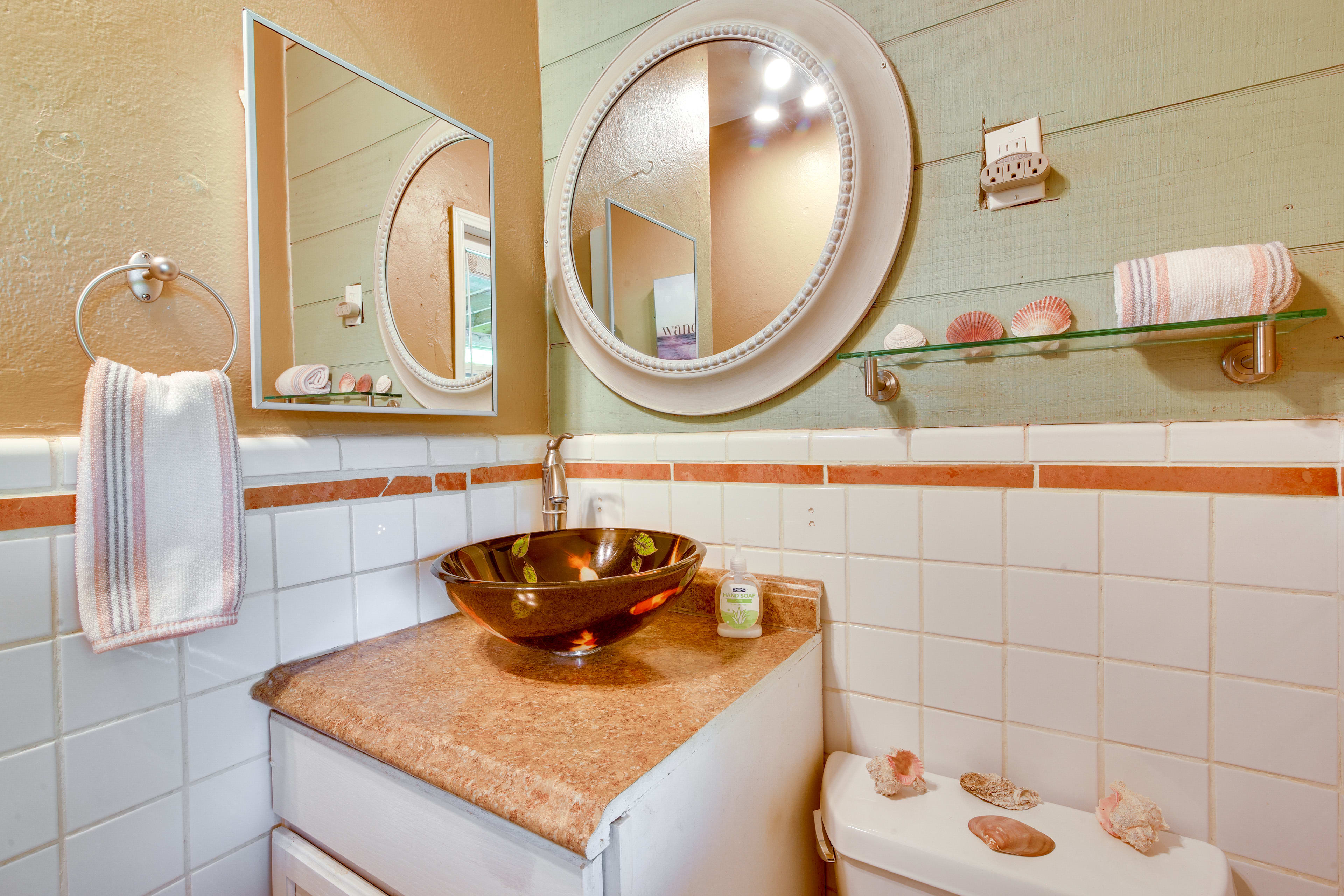 Full Bathroom | Towels Provided | Complimentary Toiletries