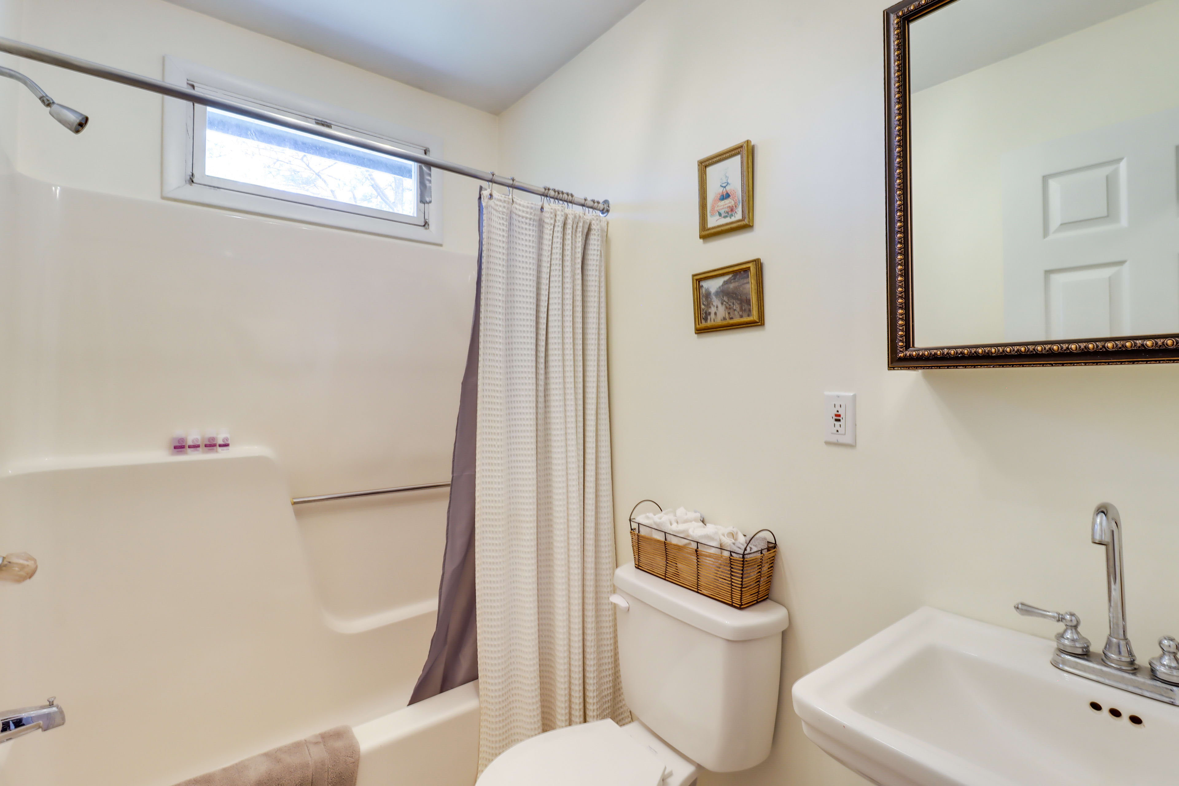 Bathroom | Complimentary Toiletries | Towels Provided