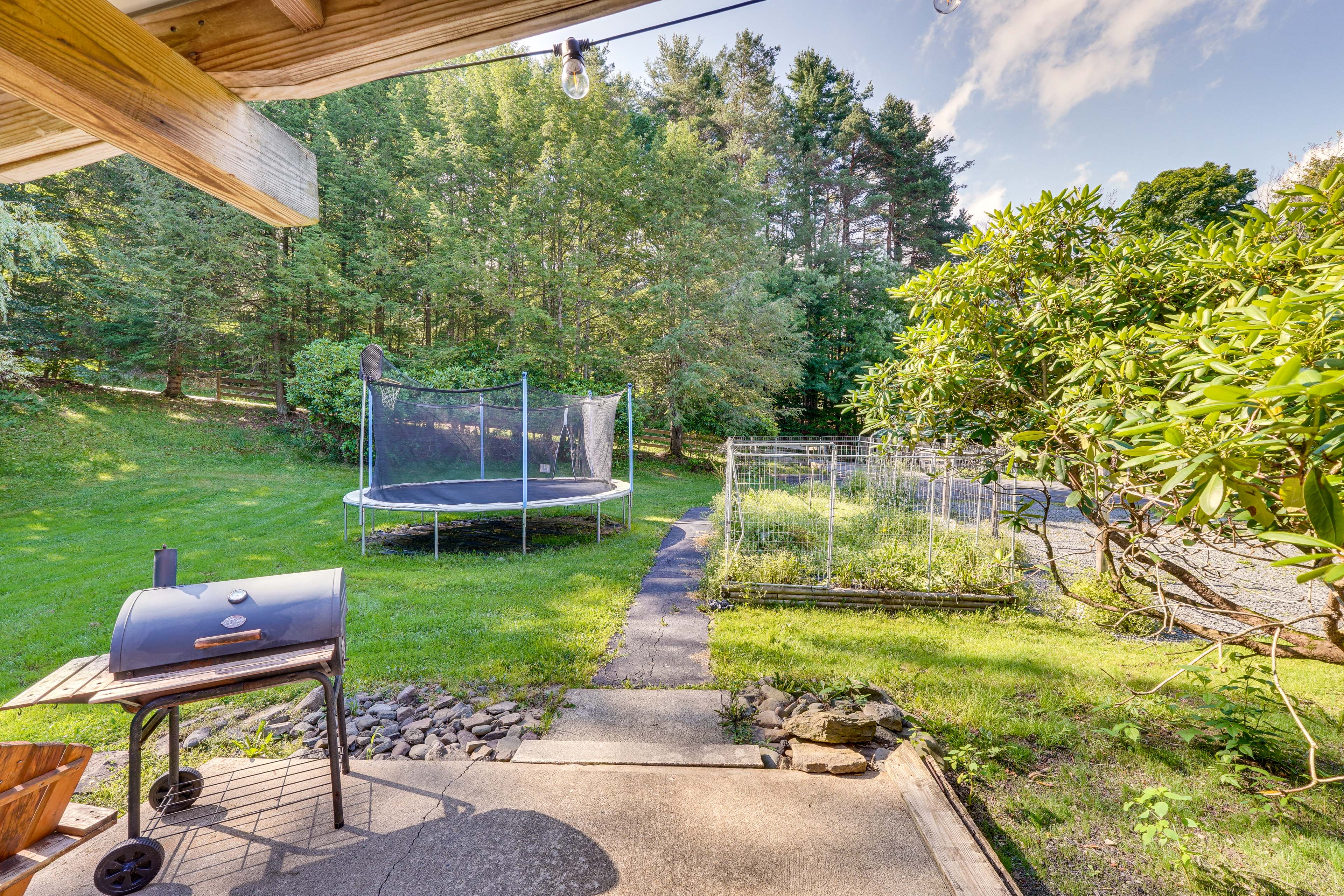 Private Yard | Grill | Garden | Trampoline