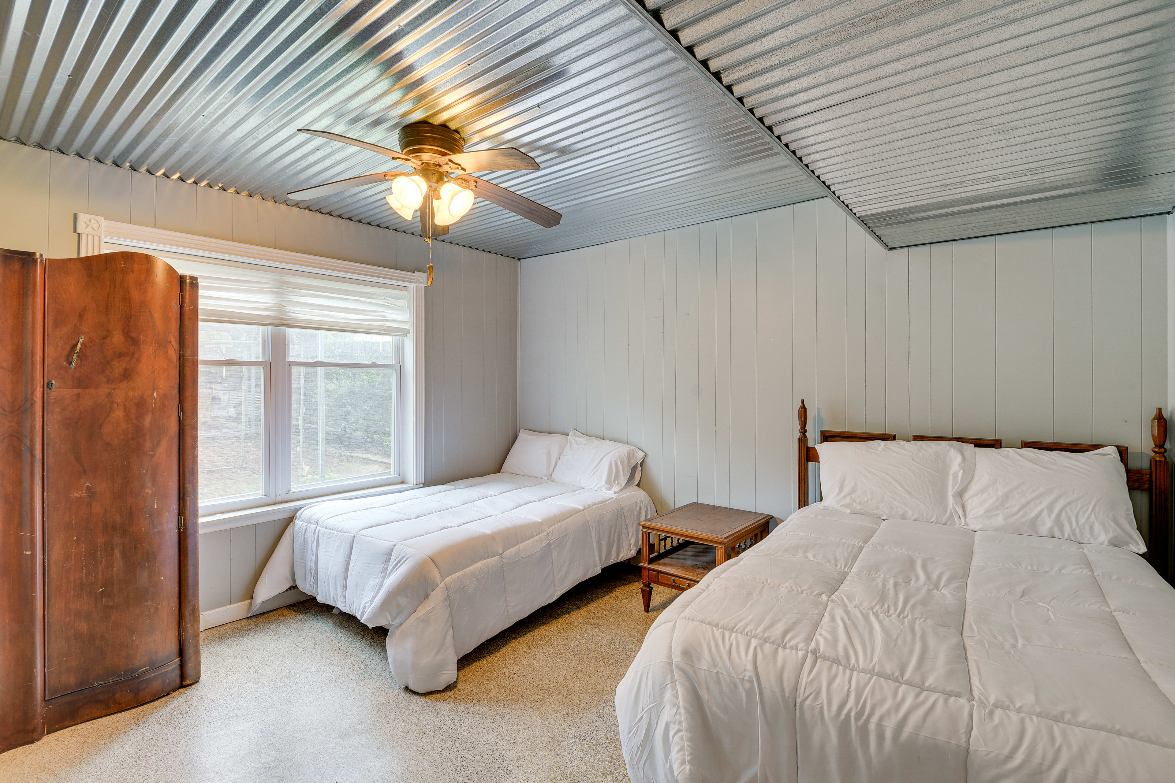 Bedroom 2 | Full Bed & Queen Bed | 1st Floor