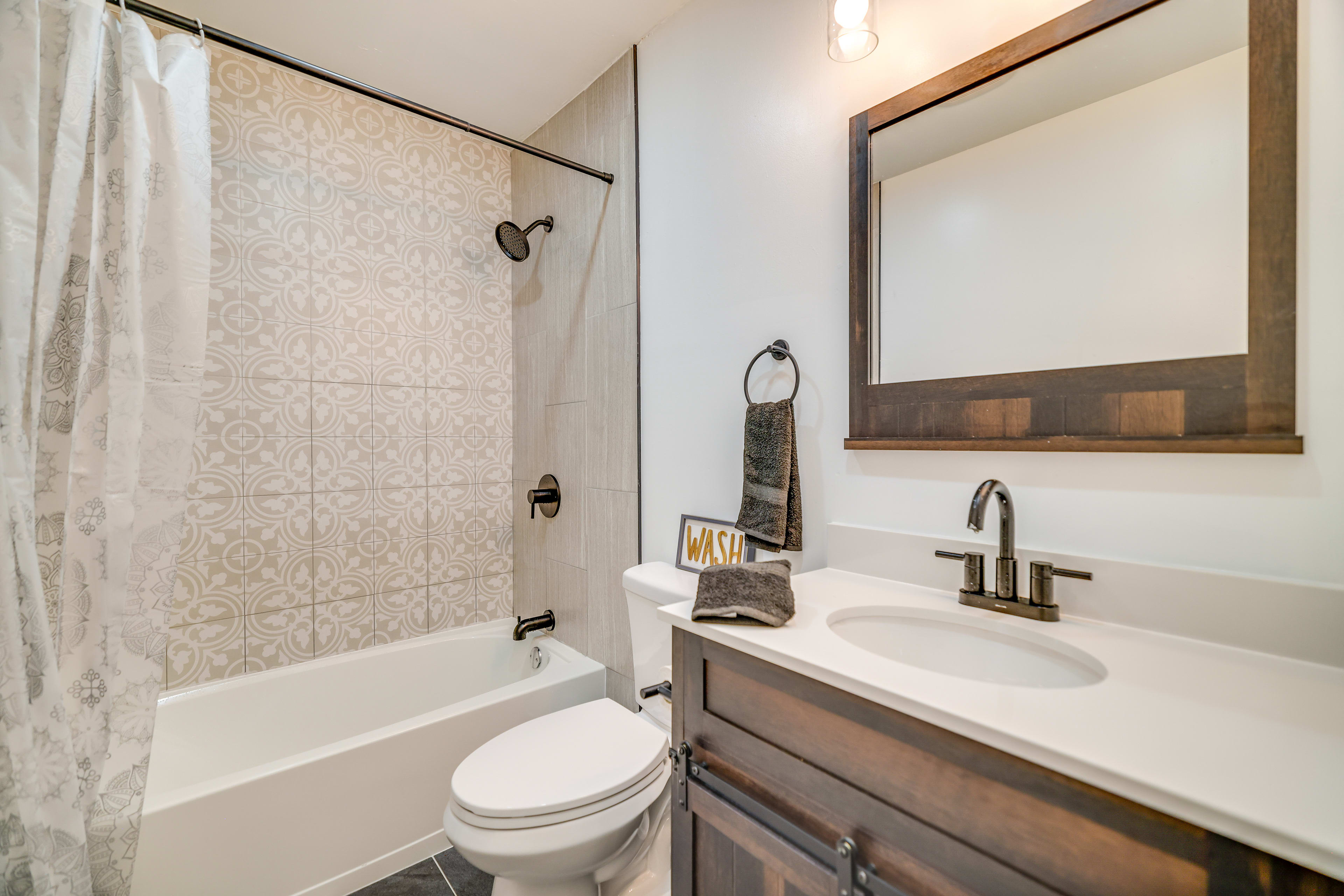 Full Bathroom | Towels Provided | Shower/Tub Combo