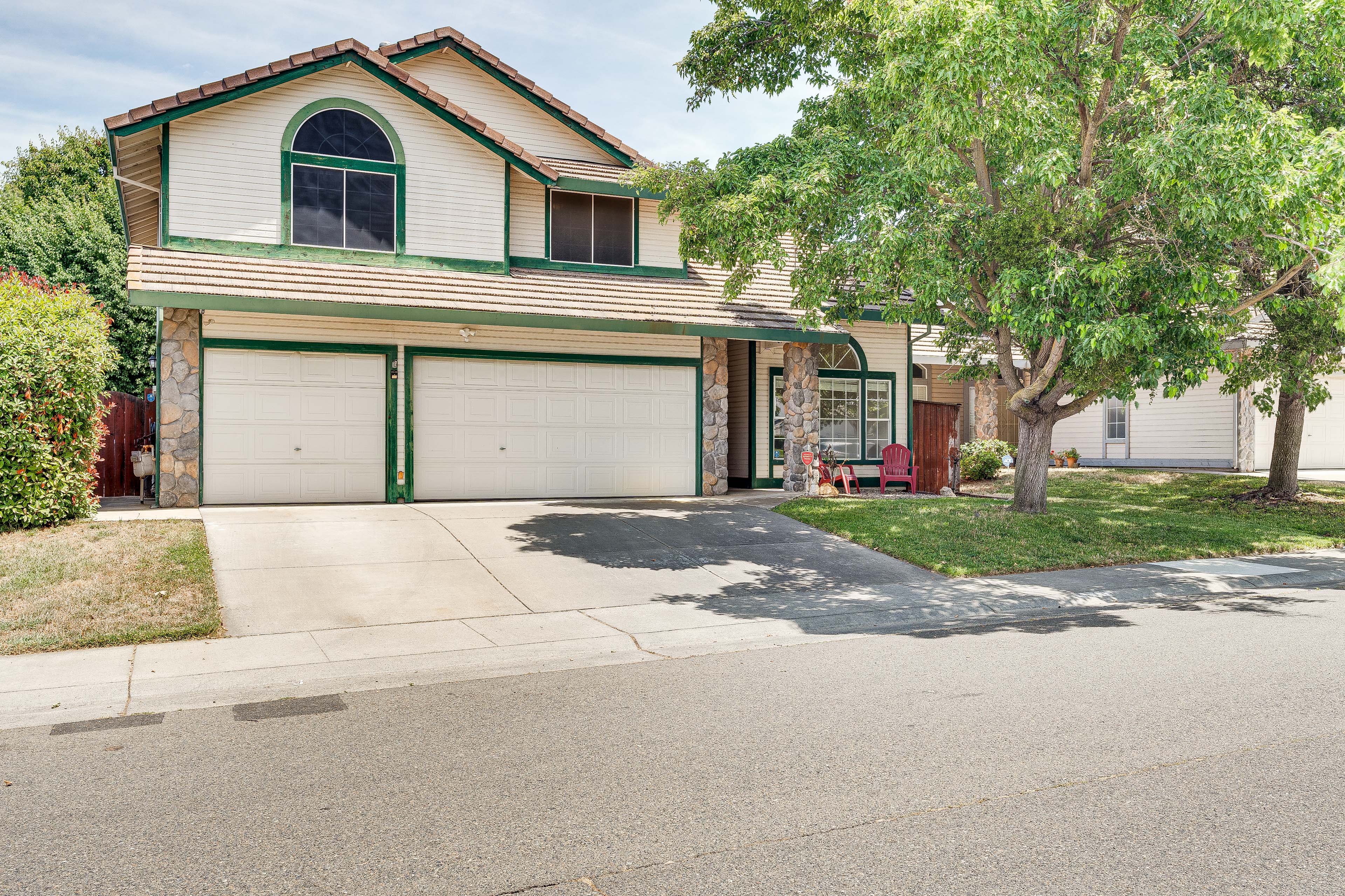 Parking |  Driveway (2 Vehicles) | No Garage Access