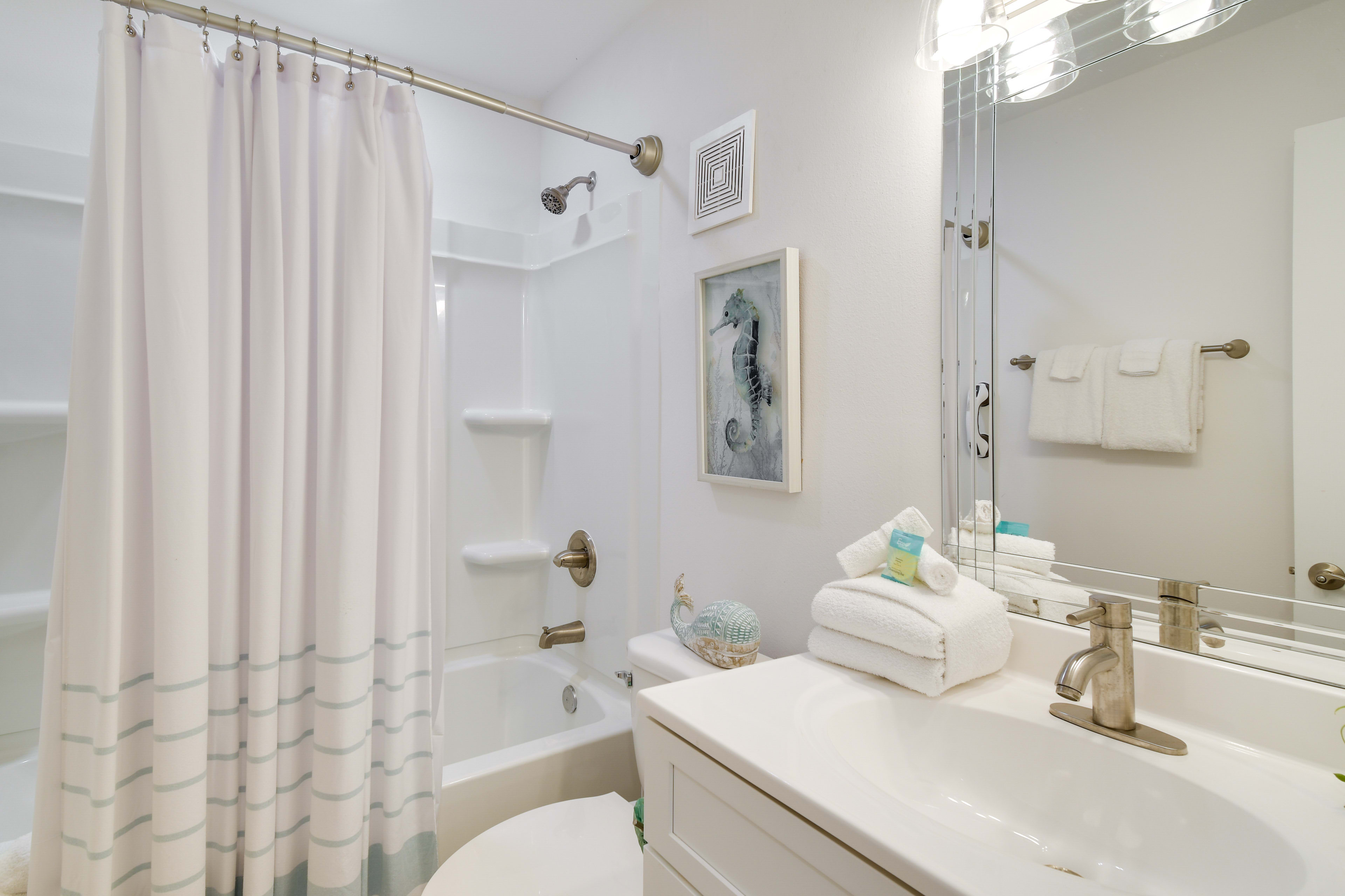 Full Bathroom | Shower/Tub Combo | Towels Provided