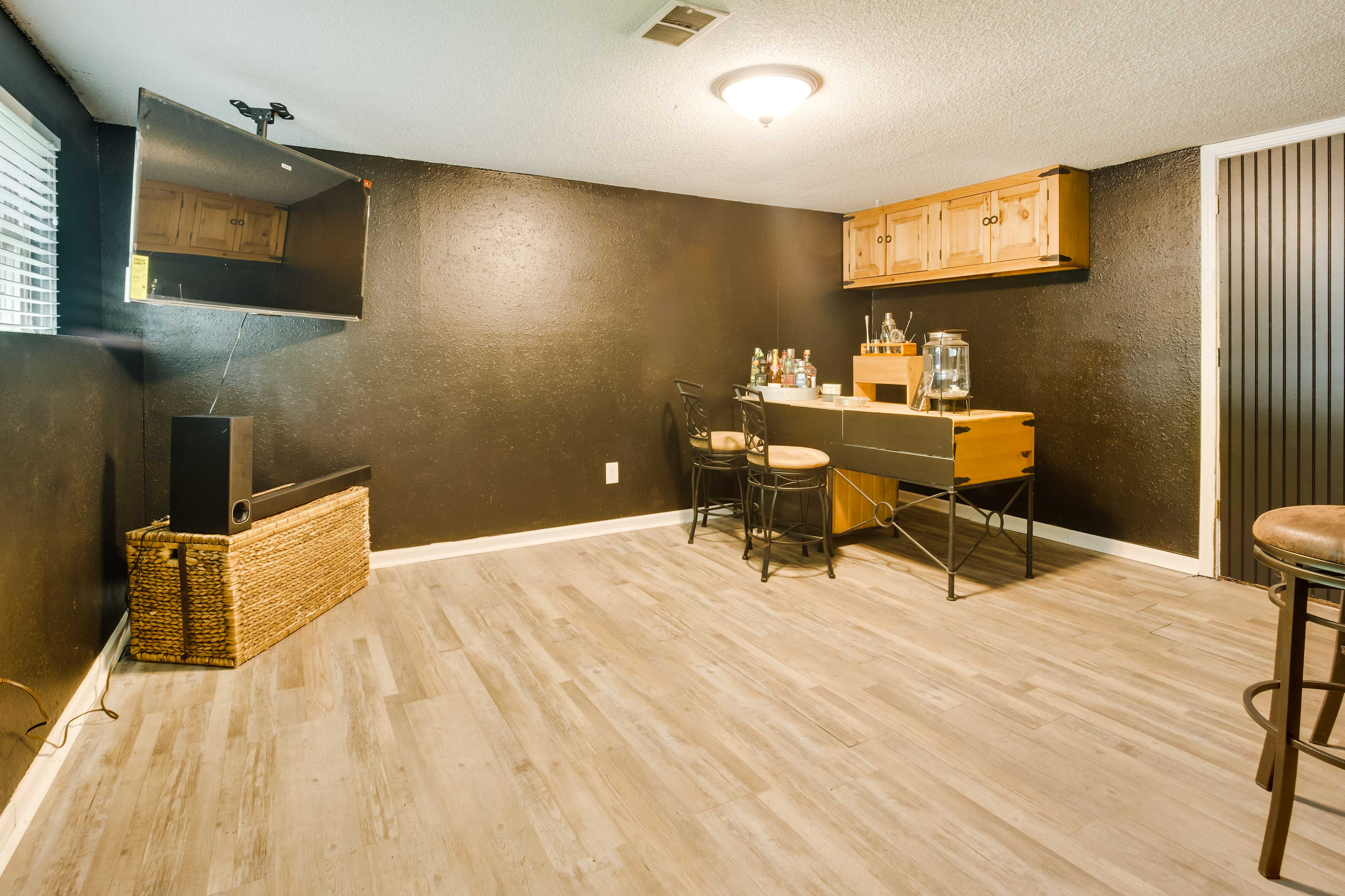 Entryway | Bar | Smart TV | Free WiFi