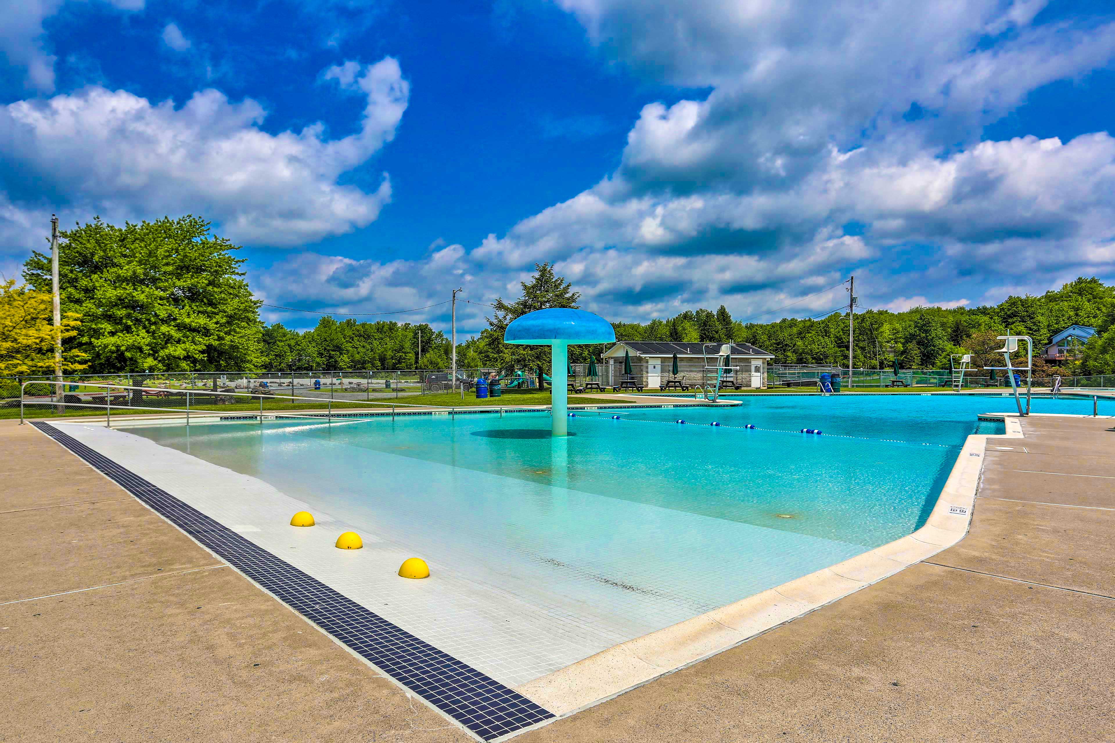 Community Amenities | Outdoor Pool