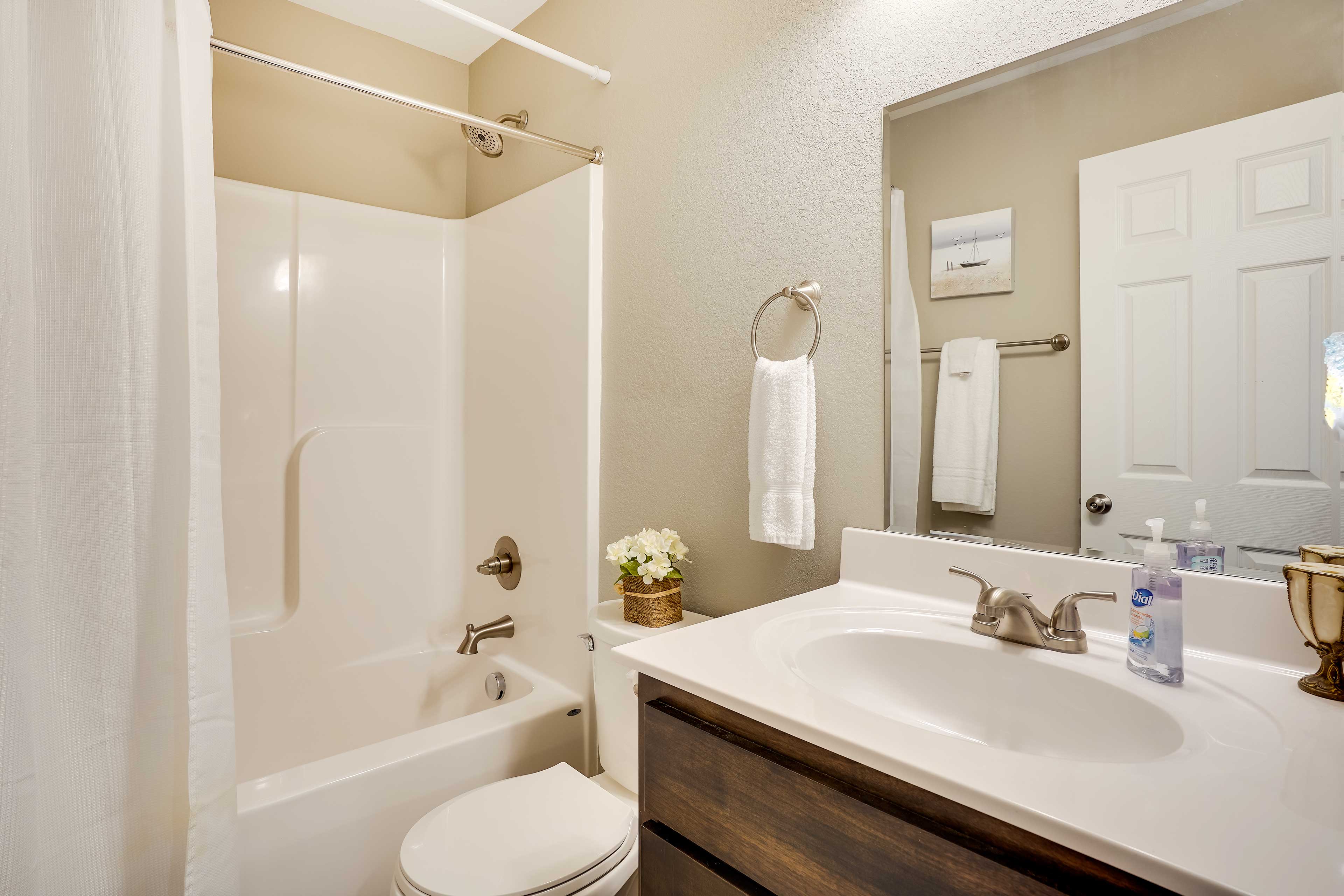 Full Bathroom | Towels Provided | Complimentary Toiletries