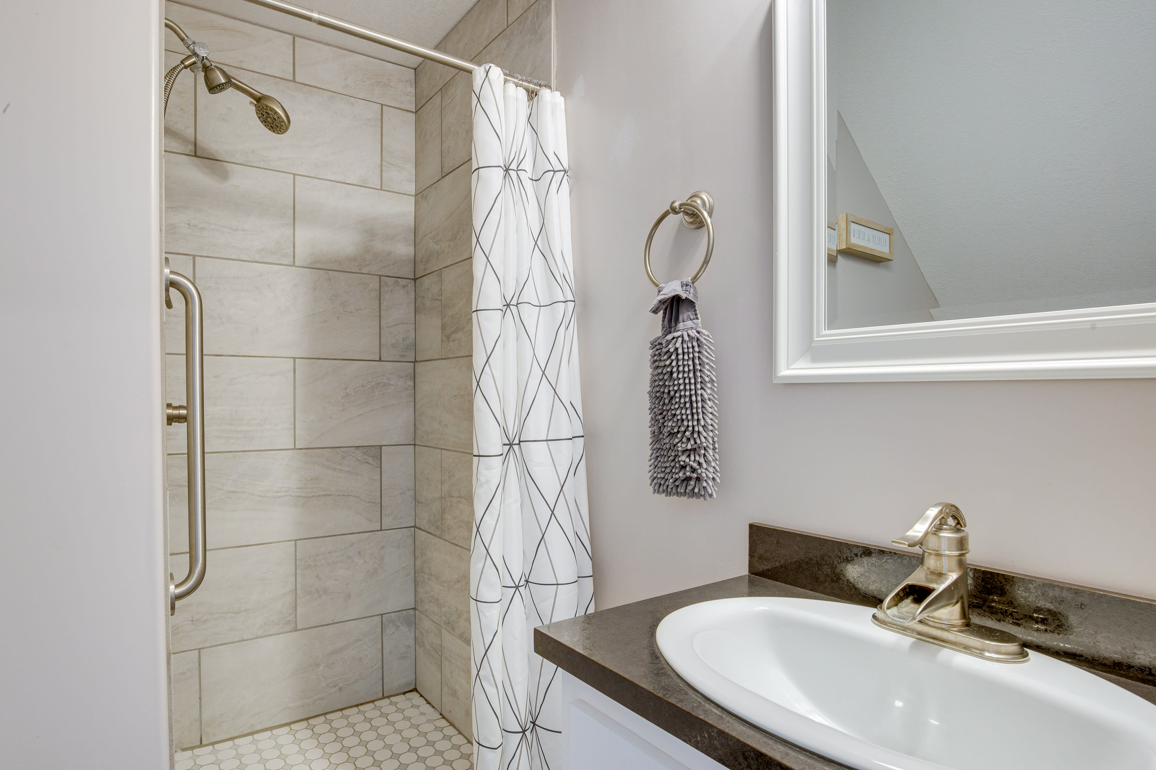 Full Bathroom | Towels & Linens Provided